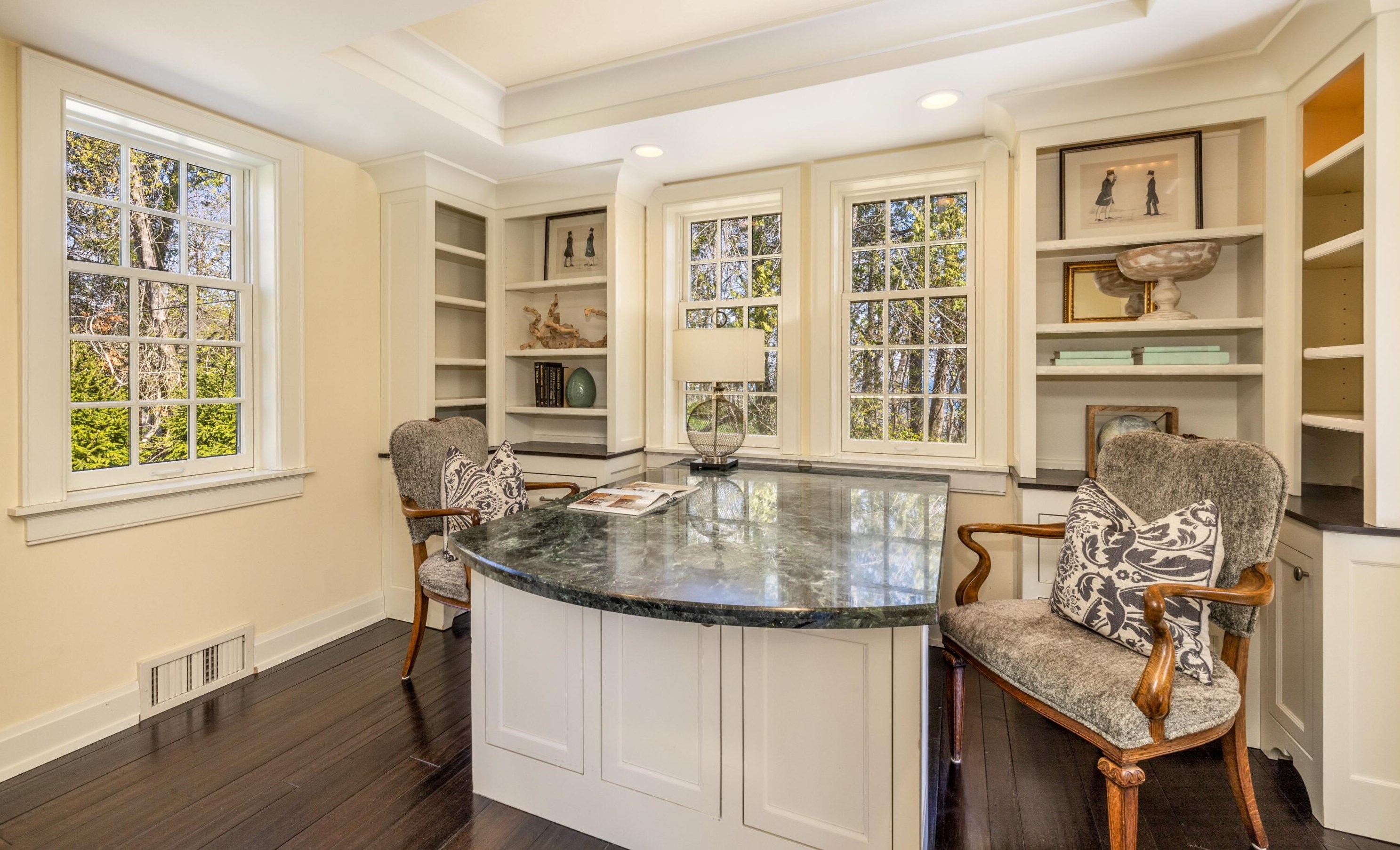 9400 Lk Dr, Milwaukee WI 53202-1251 exterior