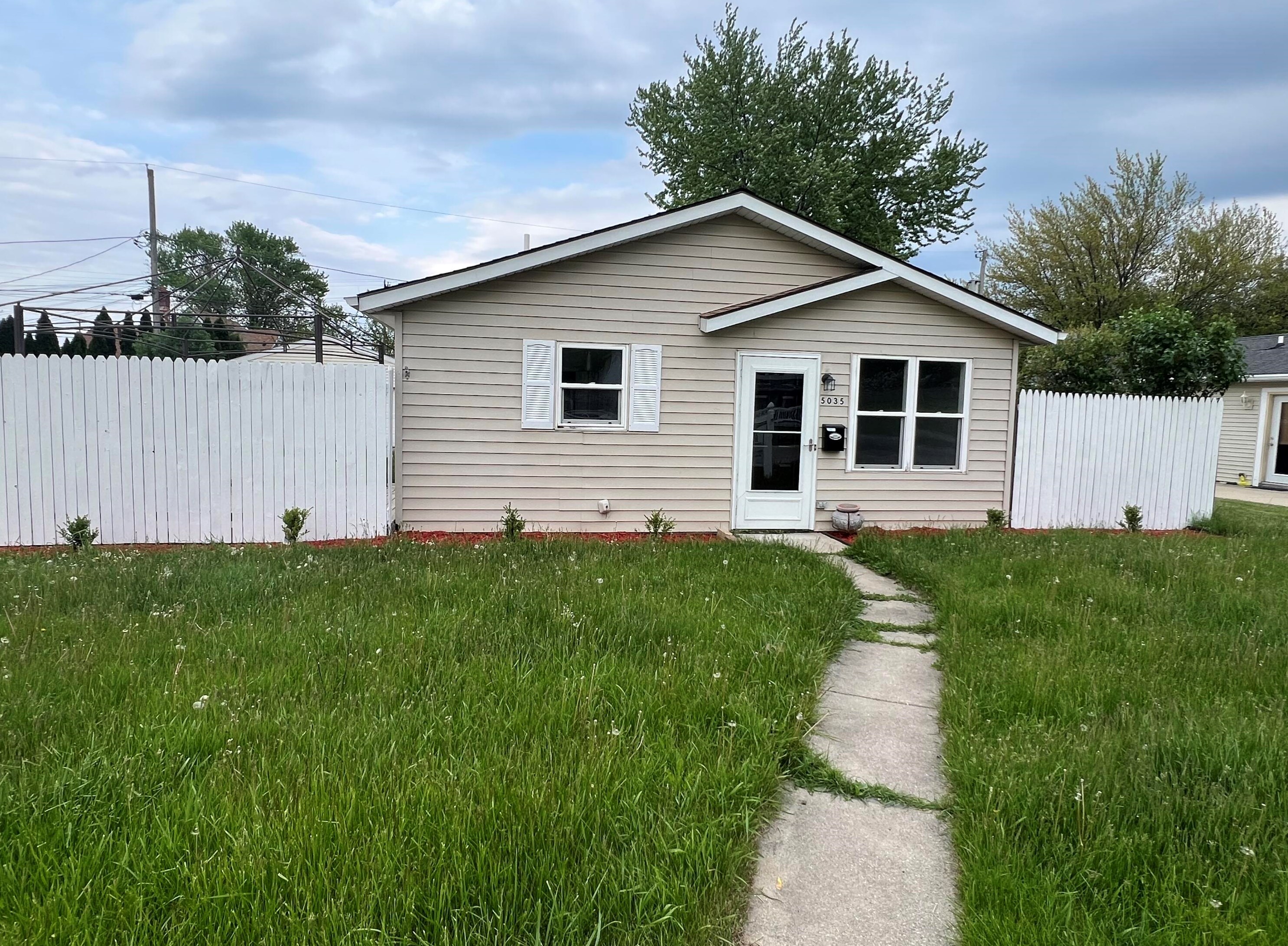 5035 39 Ave, Kenosha WI 53144-2635 exterior