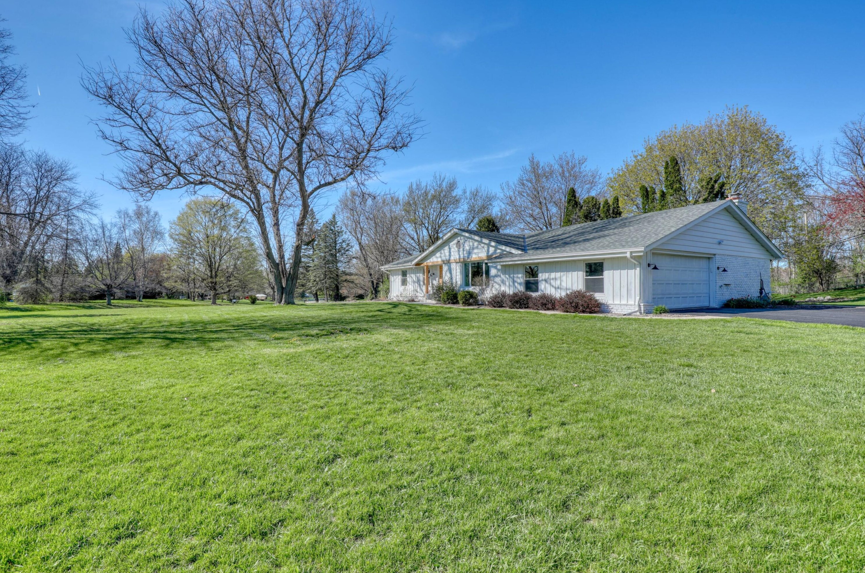 18200 Redvere Dr, Brookfield WI  53045-1101 exterior