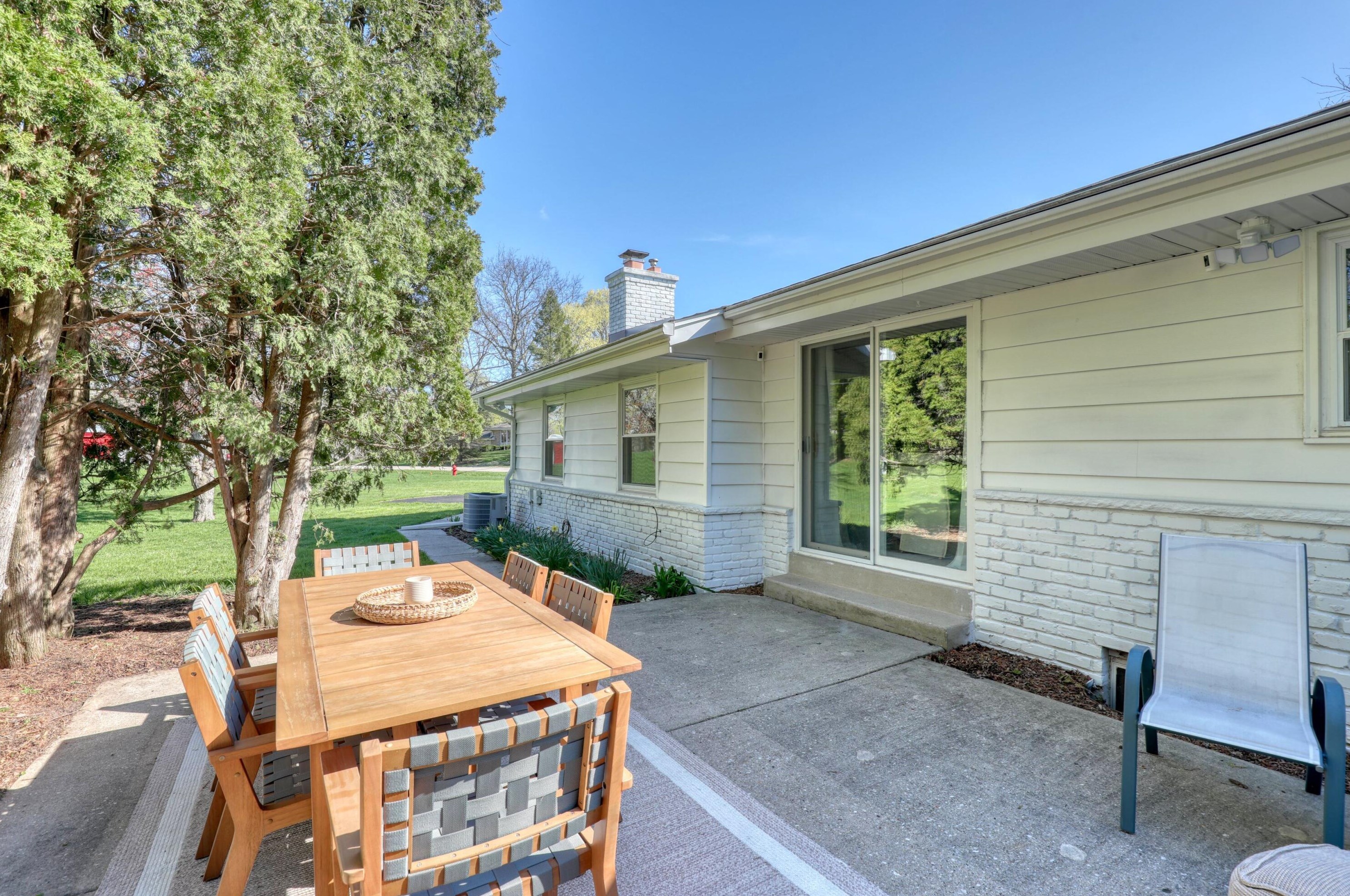 18200 Redvere Dr, Brookfield WI  53045-1101 exterior