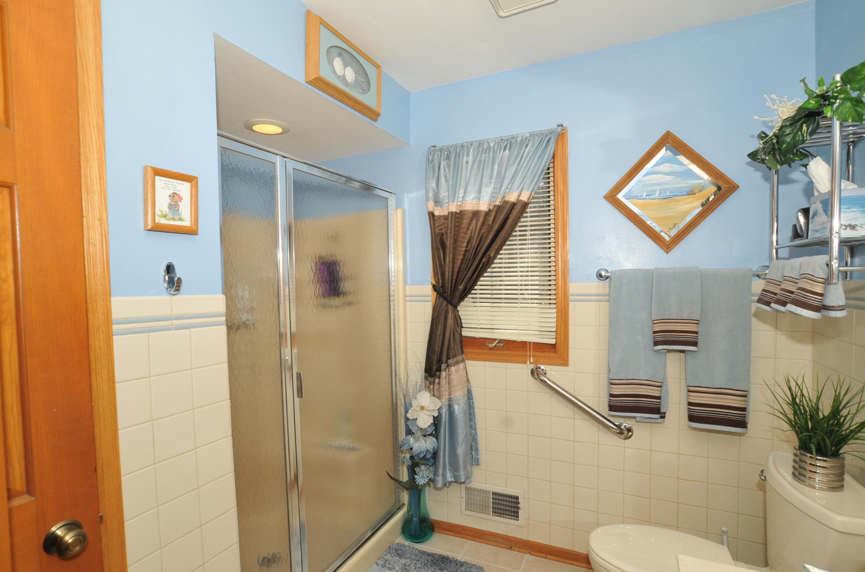 3830 Oakridge Ct, Milwaukee WI 53228-1367 exterior