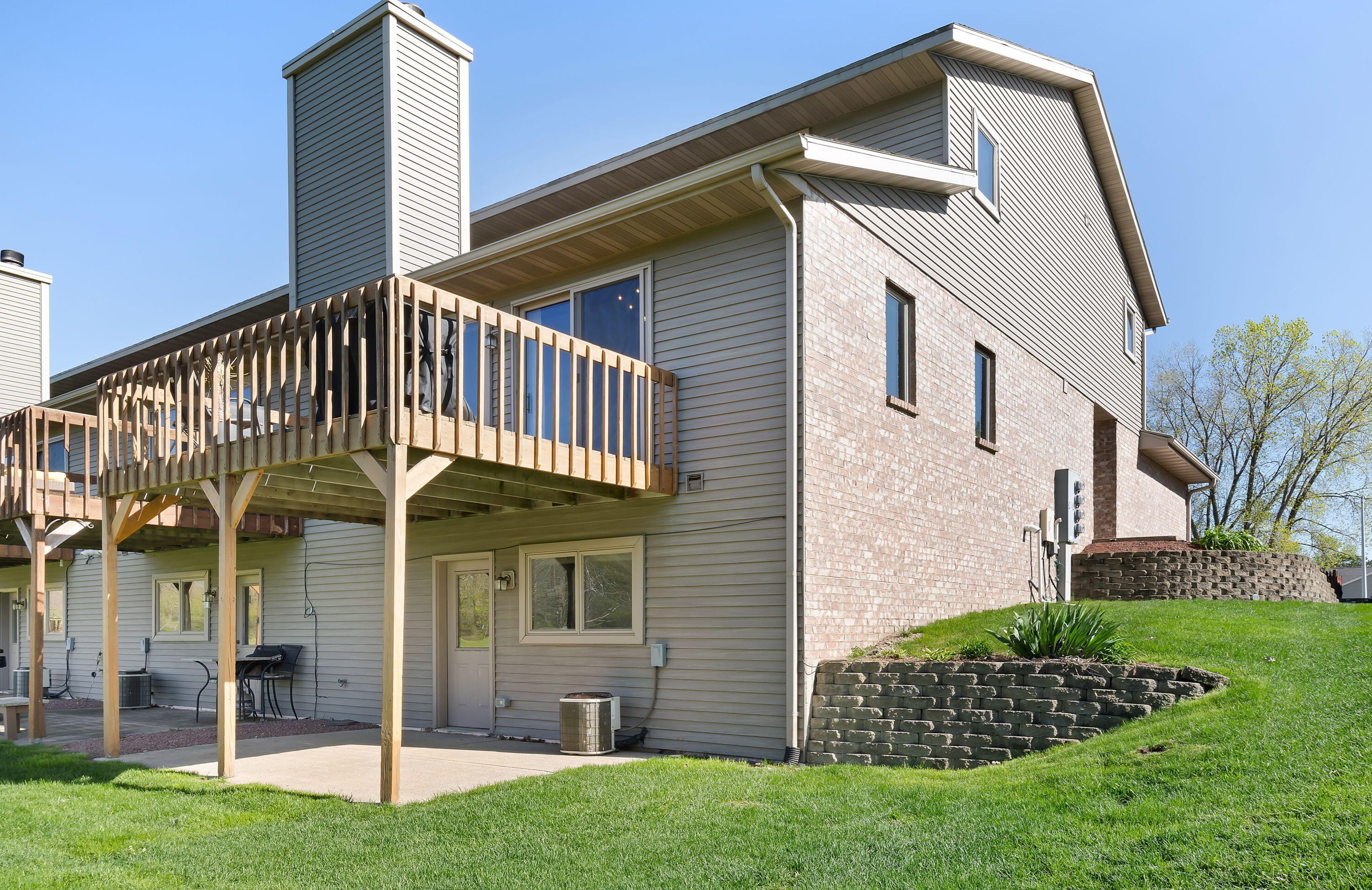 332 Scenic Ct, Slinger WI  53086-9221 exterior