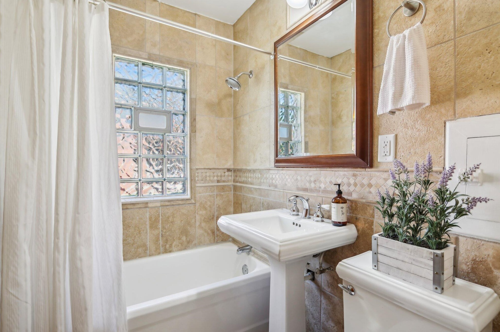 7920 Eagle St, Milwaukee WI 53213-1117 exterior