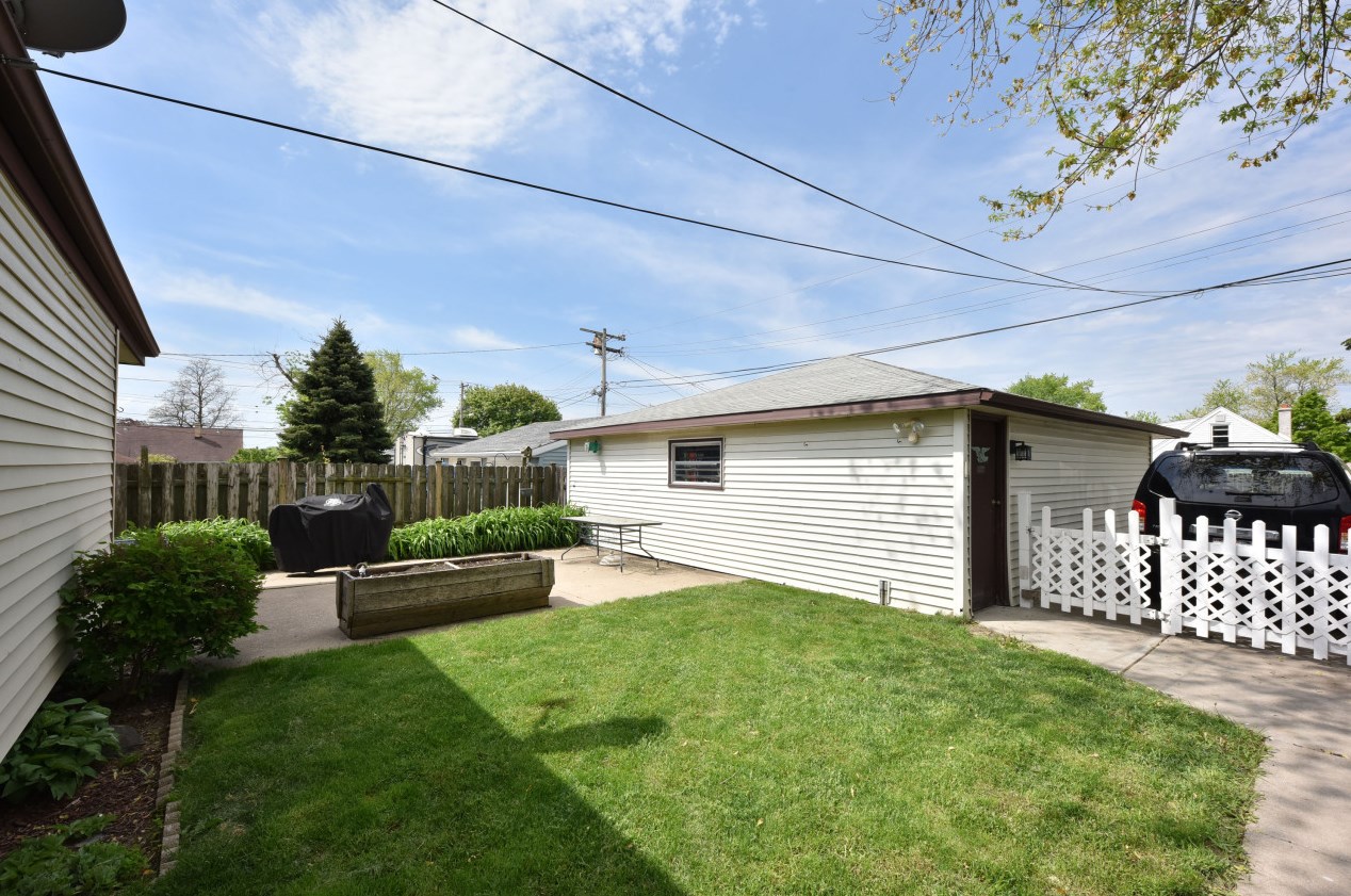 4661 45, Milwaukee WI 53220-4101 exterior