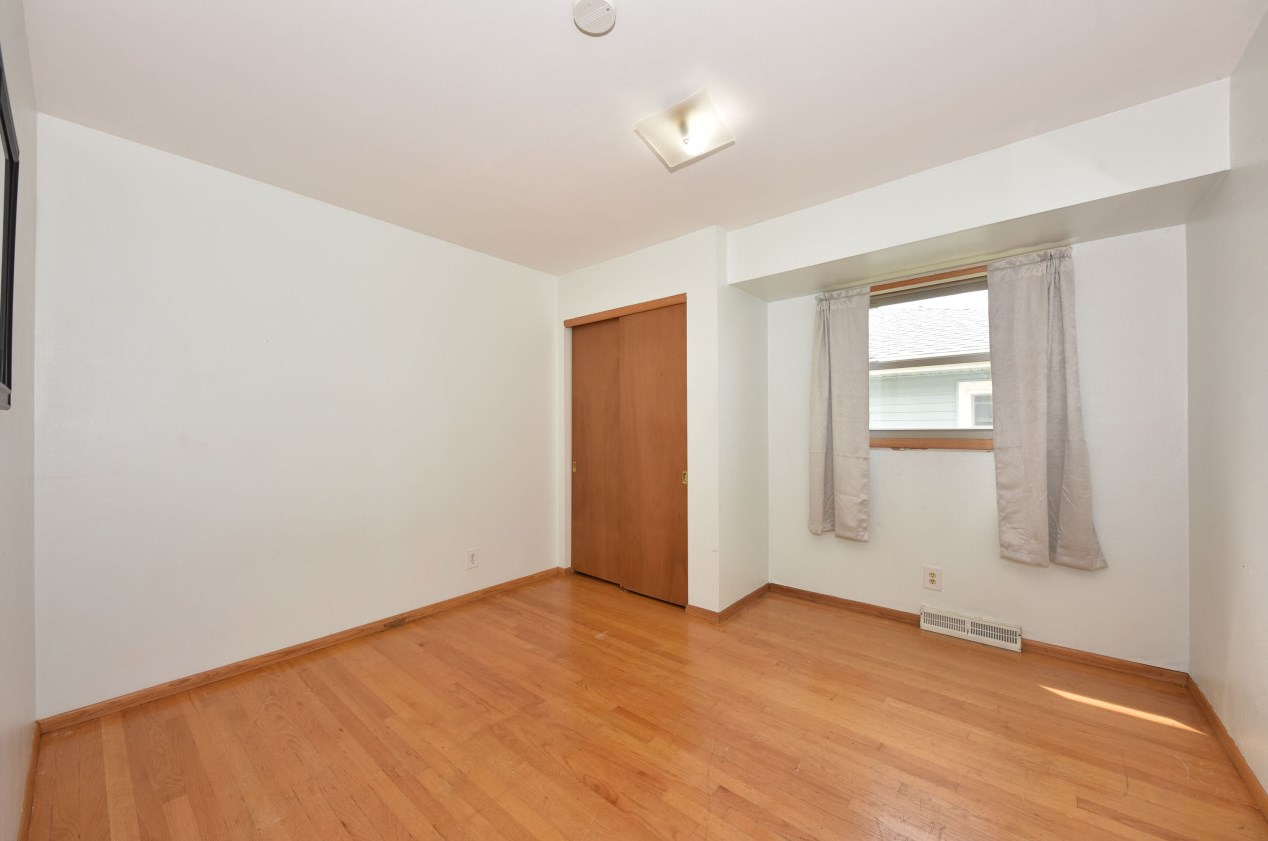 4661 45, Milwaukee WI 53220-4101 exterior