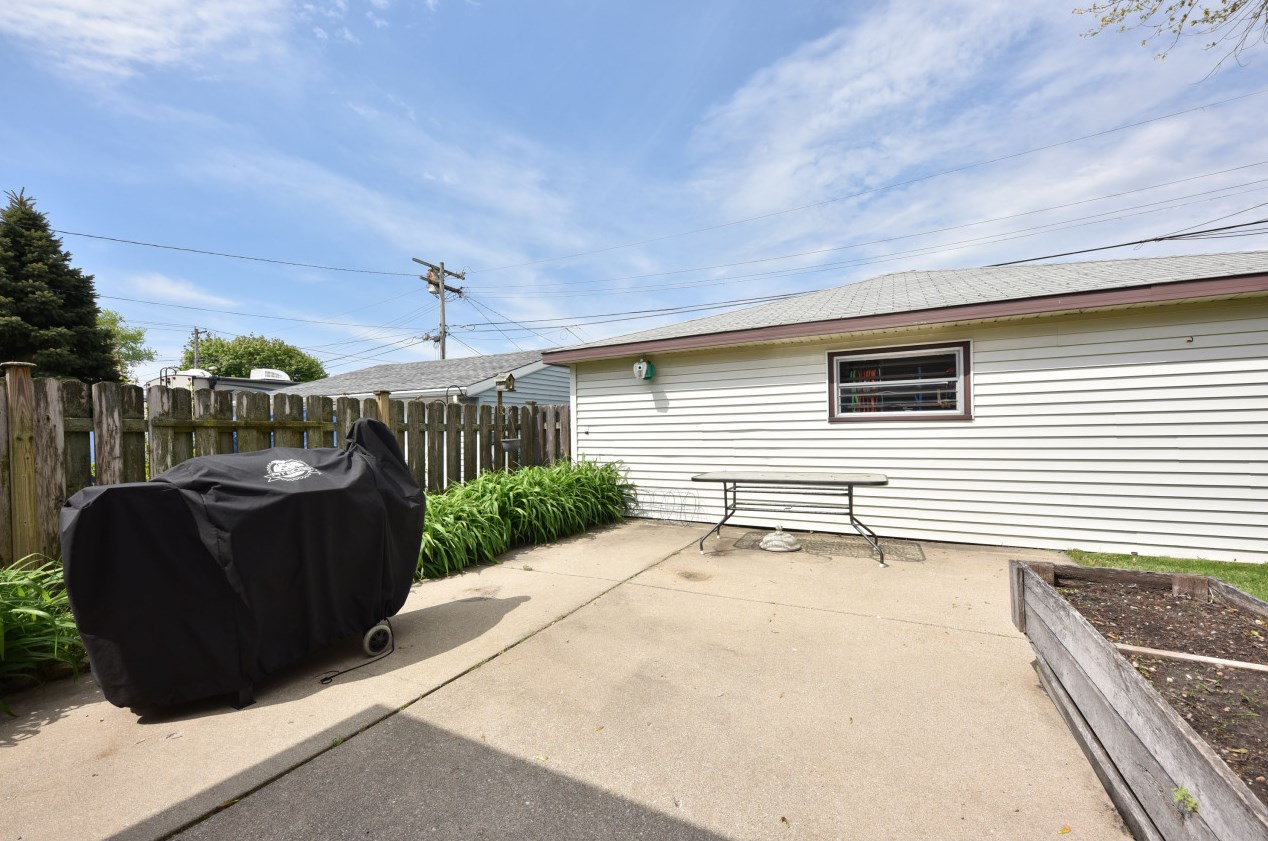 4661 45, Milwaukee WI 53220-4101 exterior