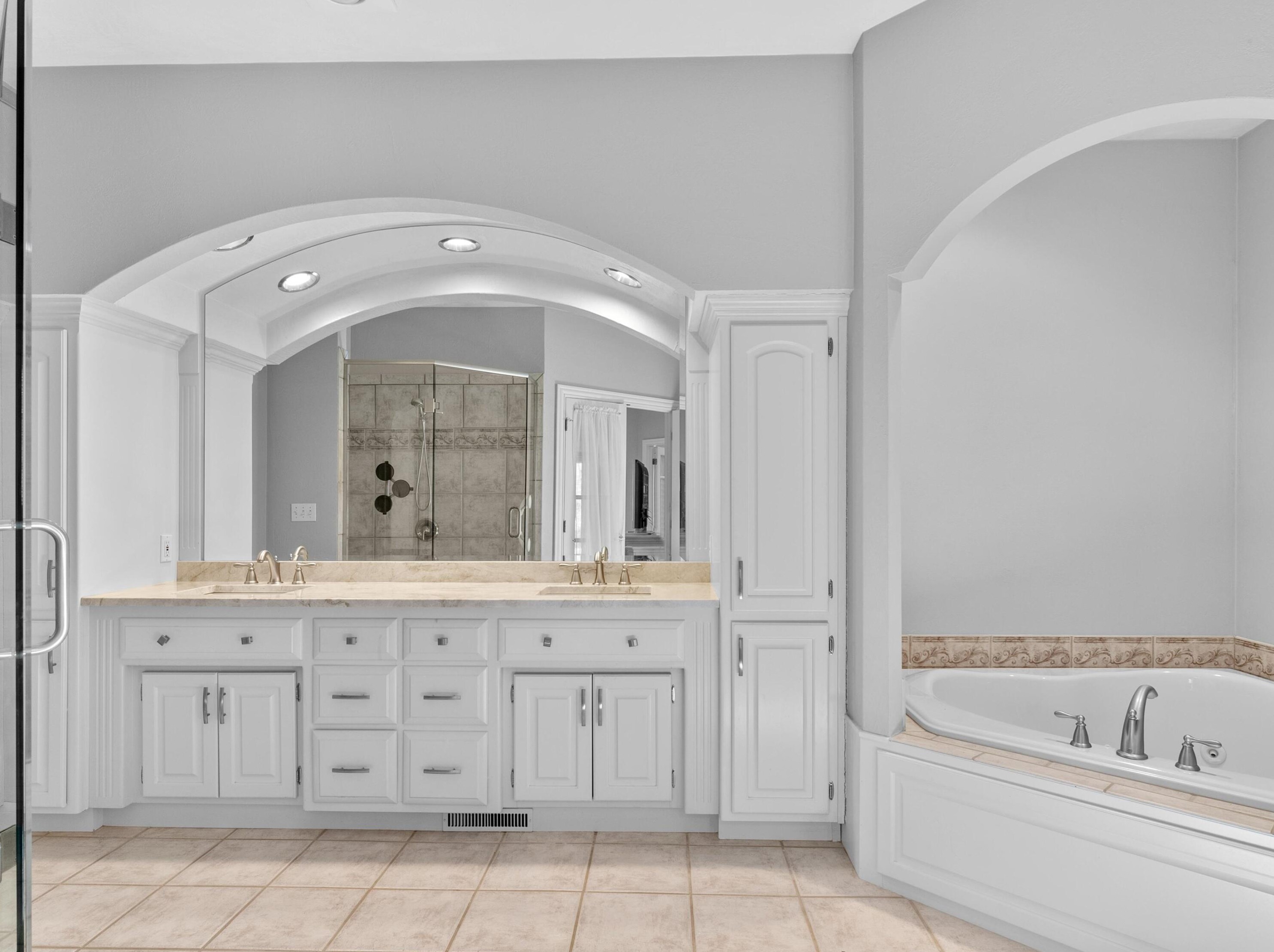 601 Woodridge Dr, Manitowoc WI 54220-9045 exterior