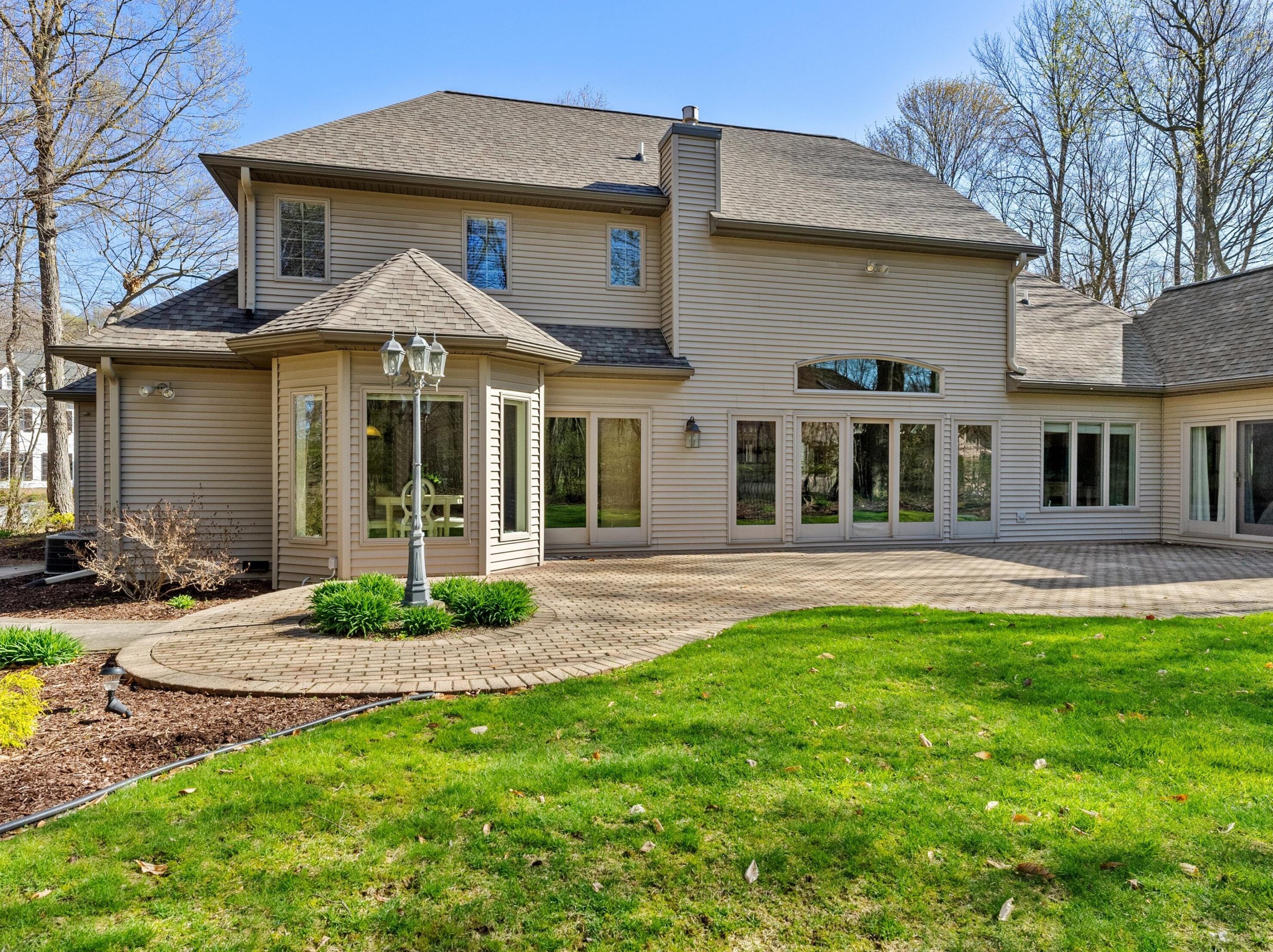 601 Woodridge Dr, Manitowoc WI 54220-9045 exterior