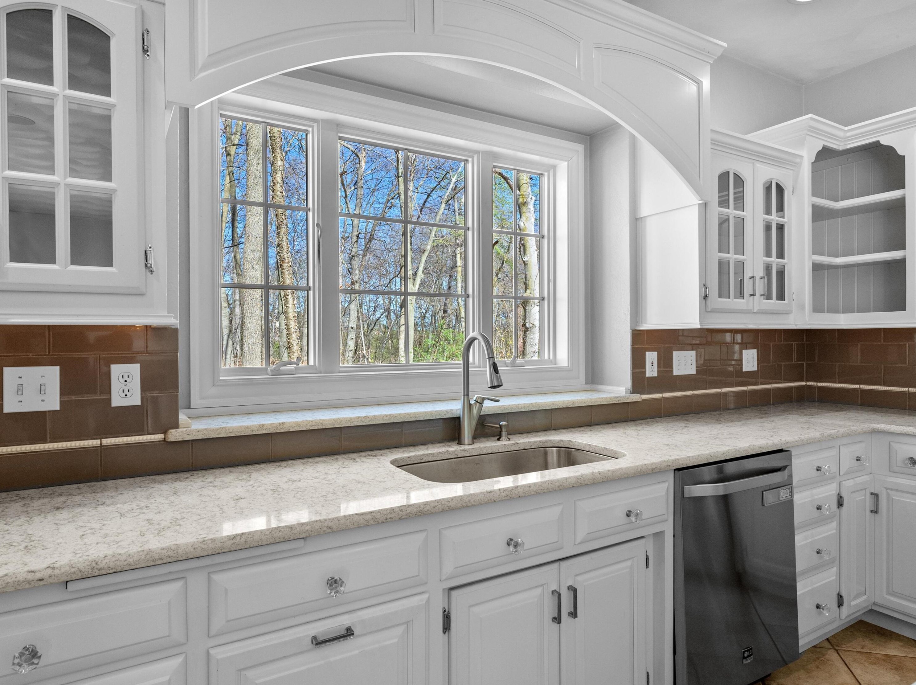 601 Woodridge Dr, Manitowoc WI 54220-9045 exterior