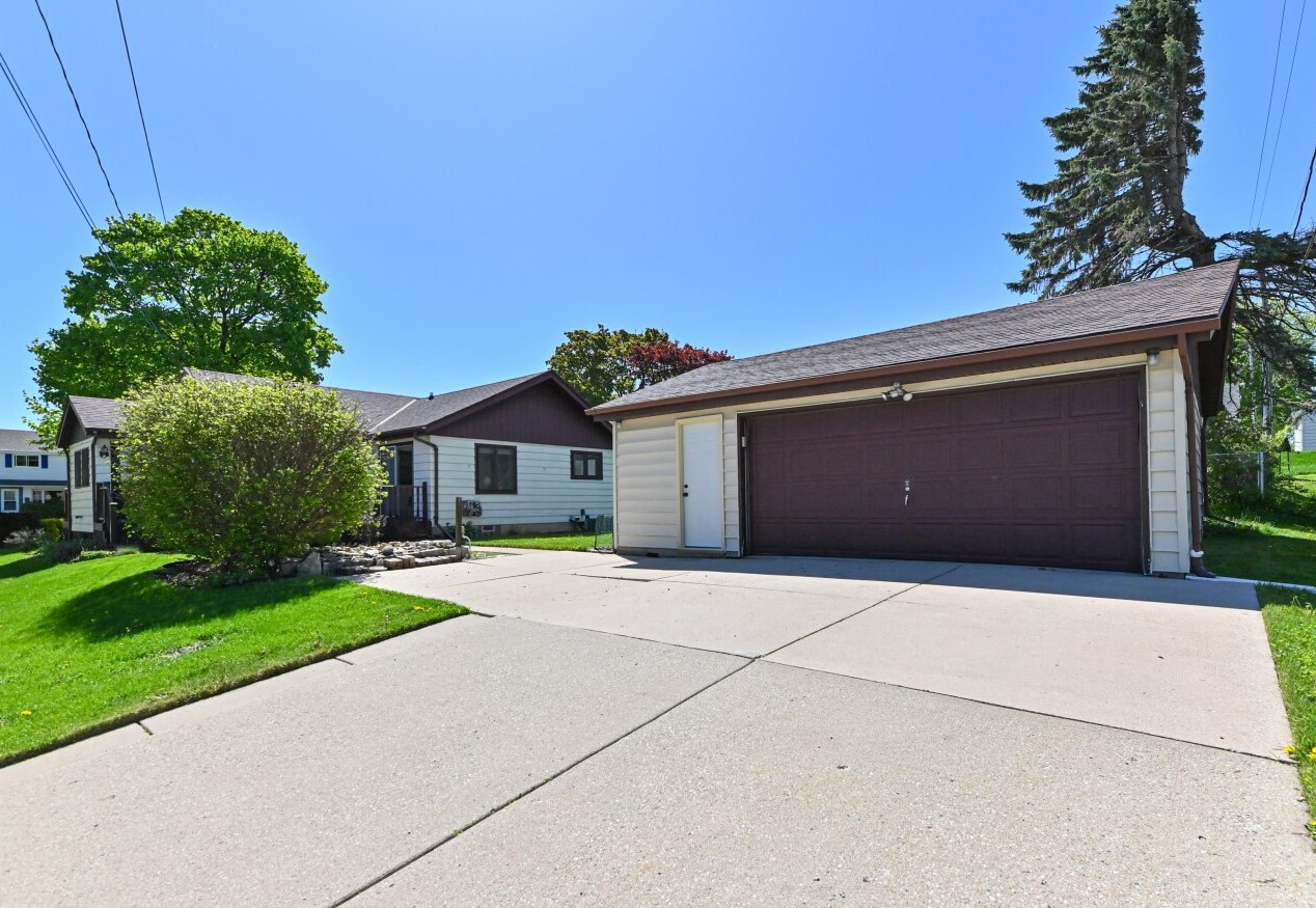 4103 Lipton Ave, Milwaukee WI  53235-5535 exterior