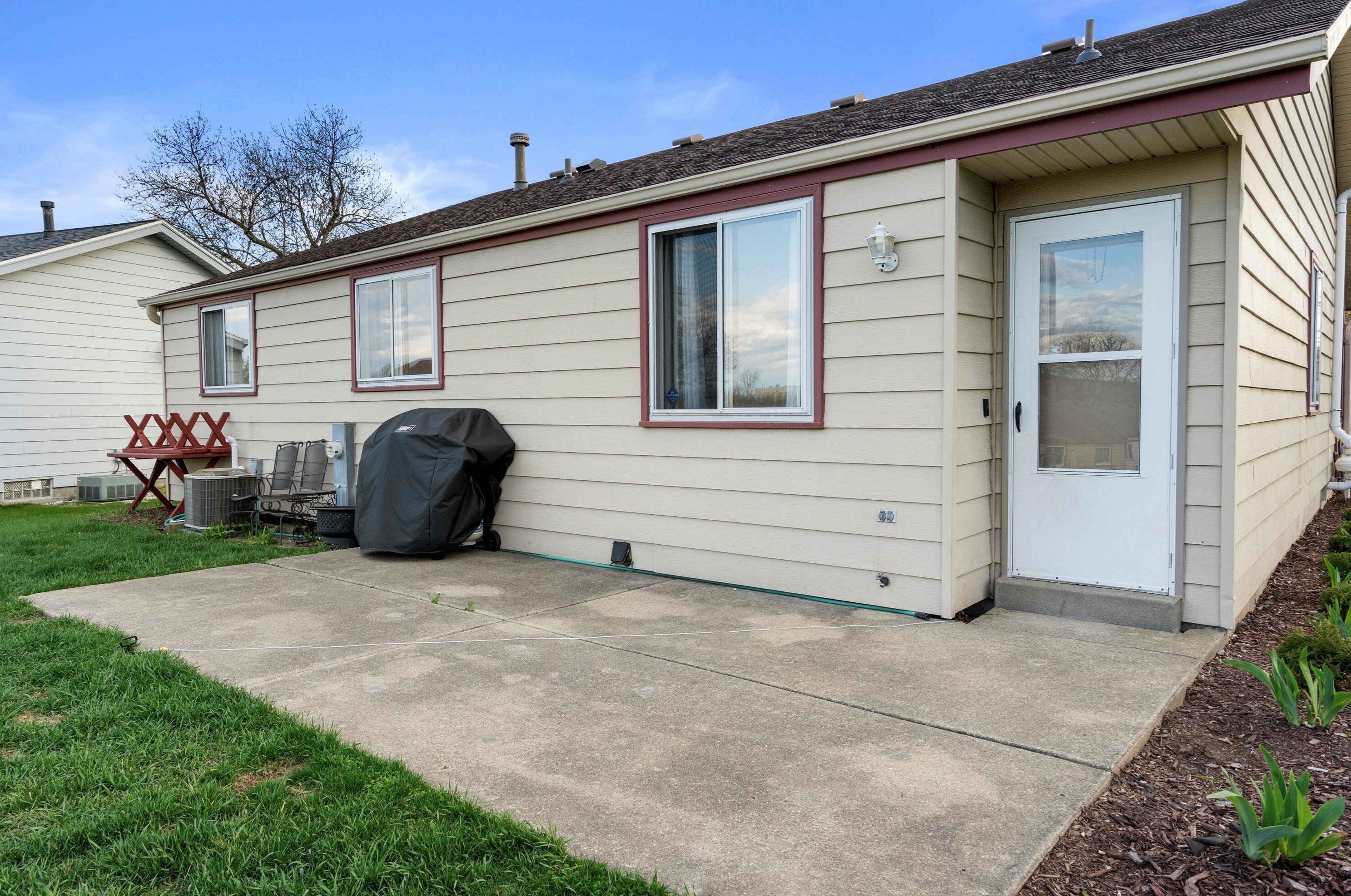 8122 97 Ct, Milwaukee WI 53224-2996 exterior