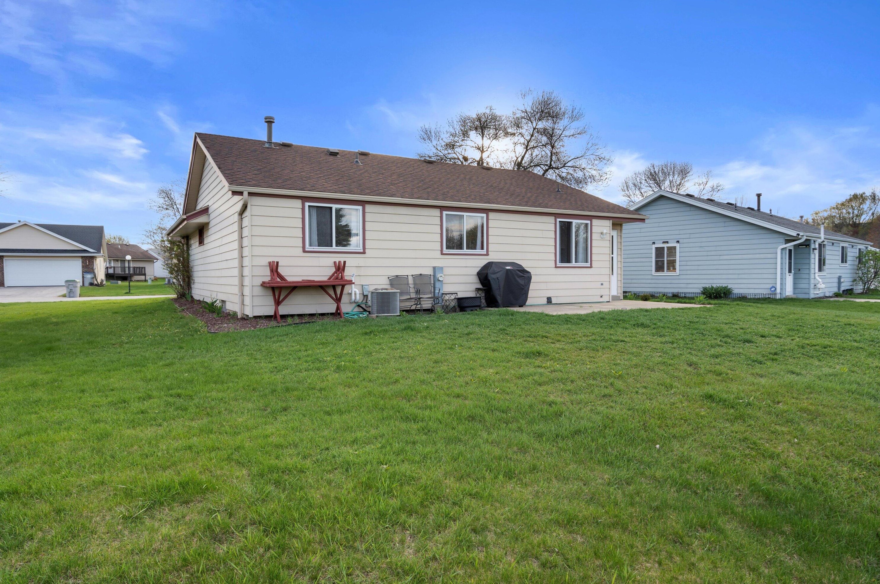 8122 97 Ct, Milwaukee WI 53224-2996 exterior