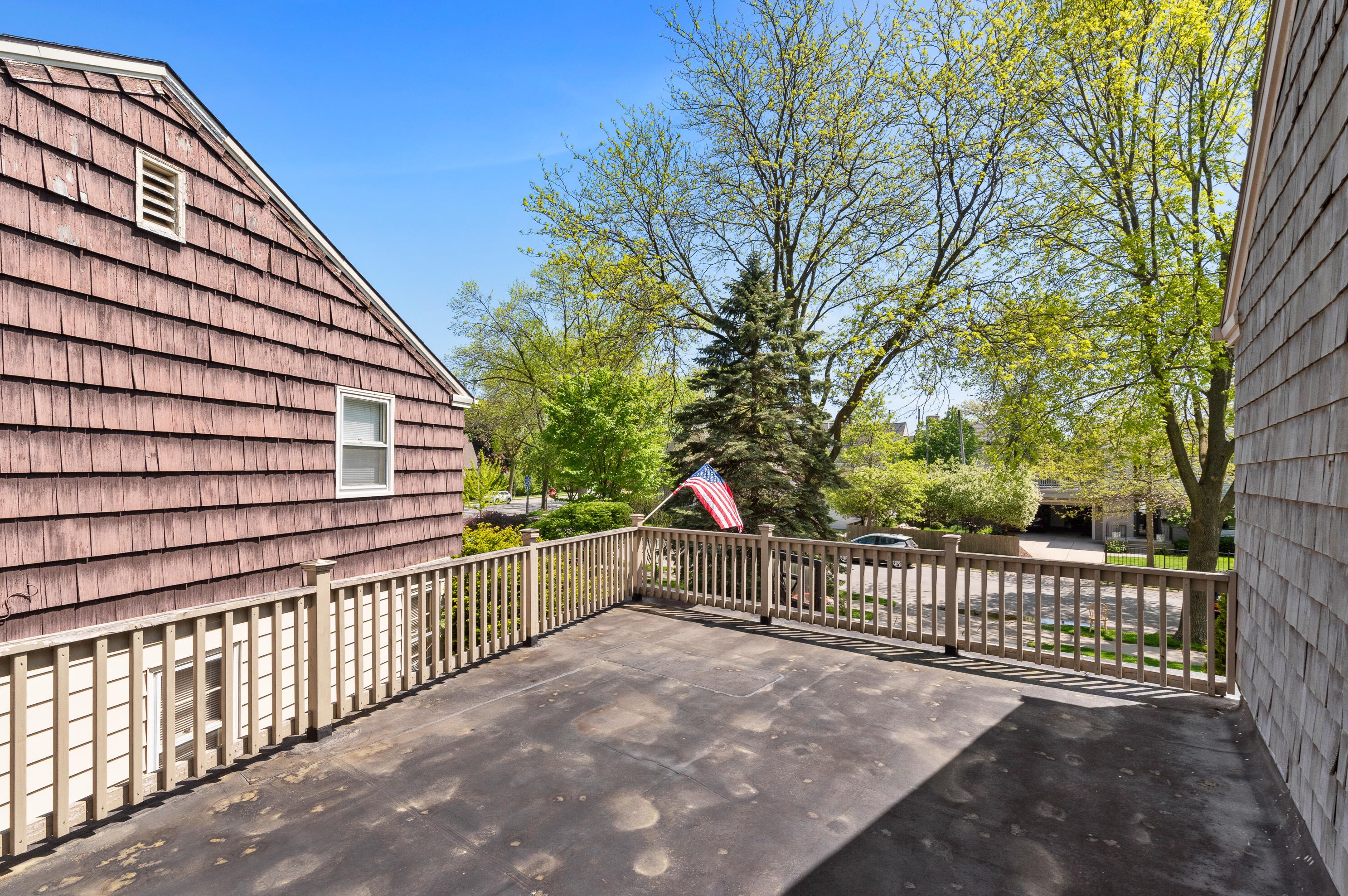 526 Lk Vw Ave, Milwaukee WI 53217-4858 exterior