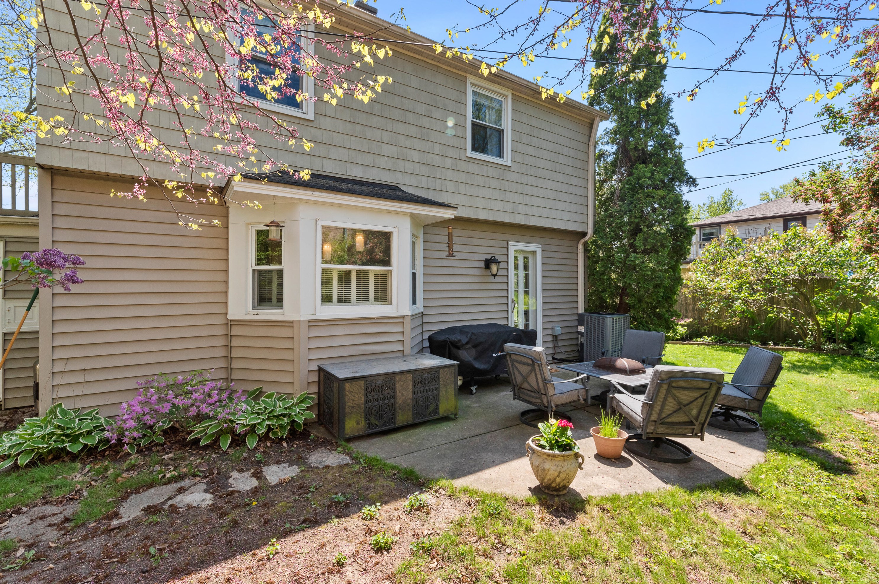 526 Lk Vw Ave, Milwaukee WI 53217-4858 exterior