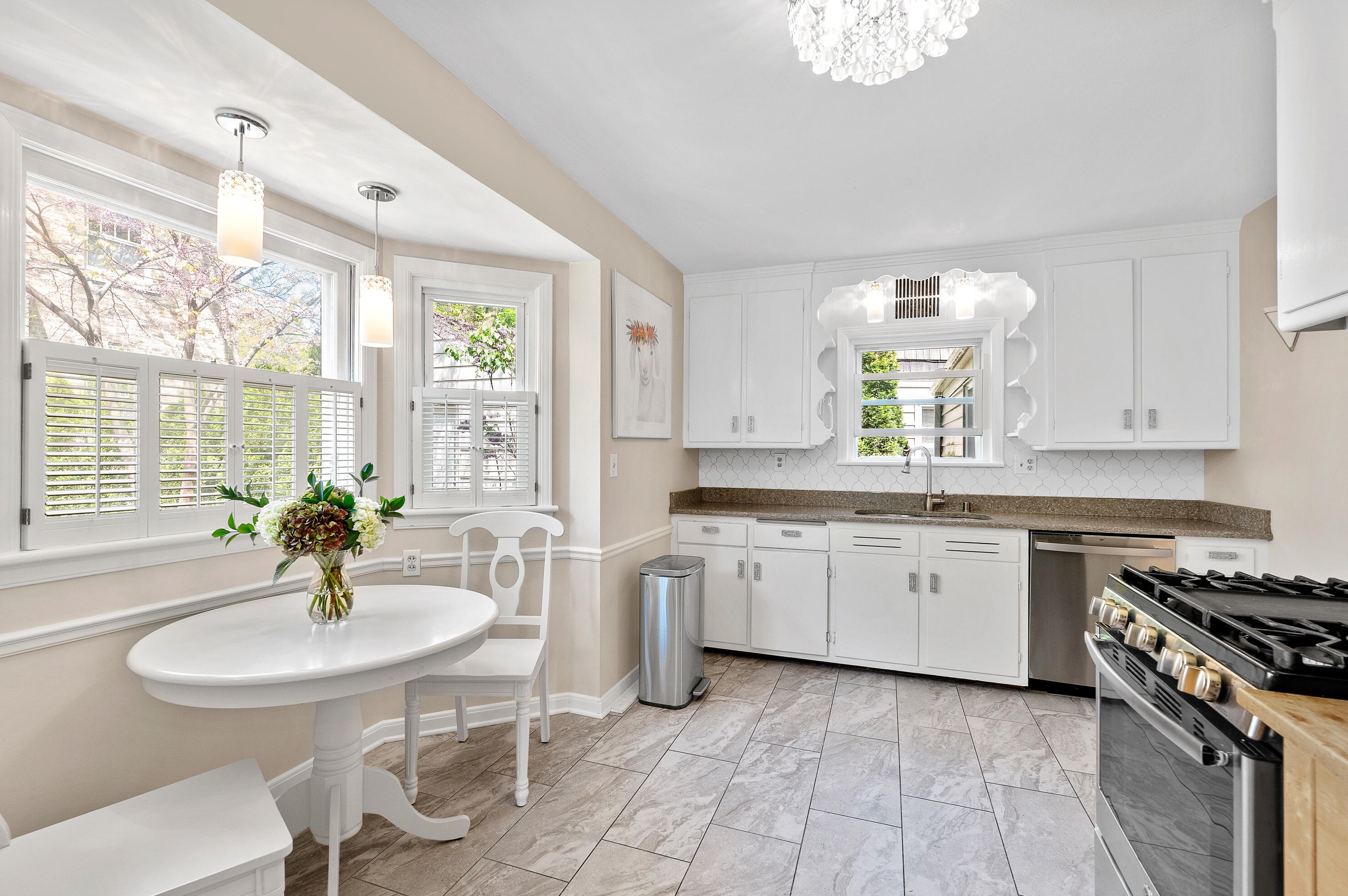 526 Lk Vw Ave, Milwaukee WI 53217-4858 exterior