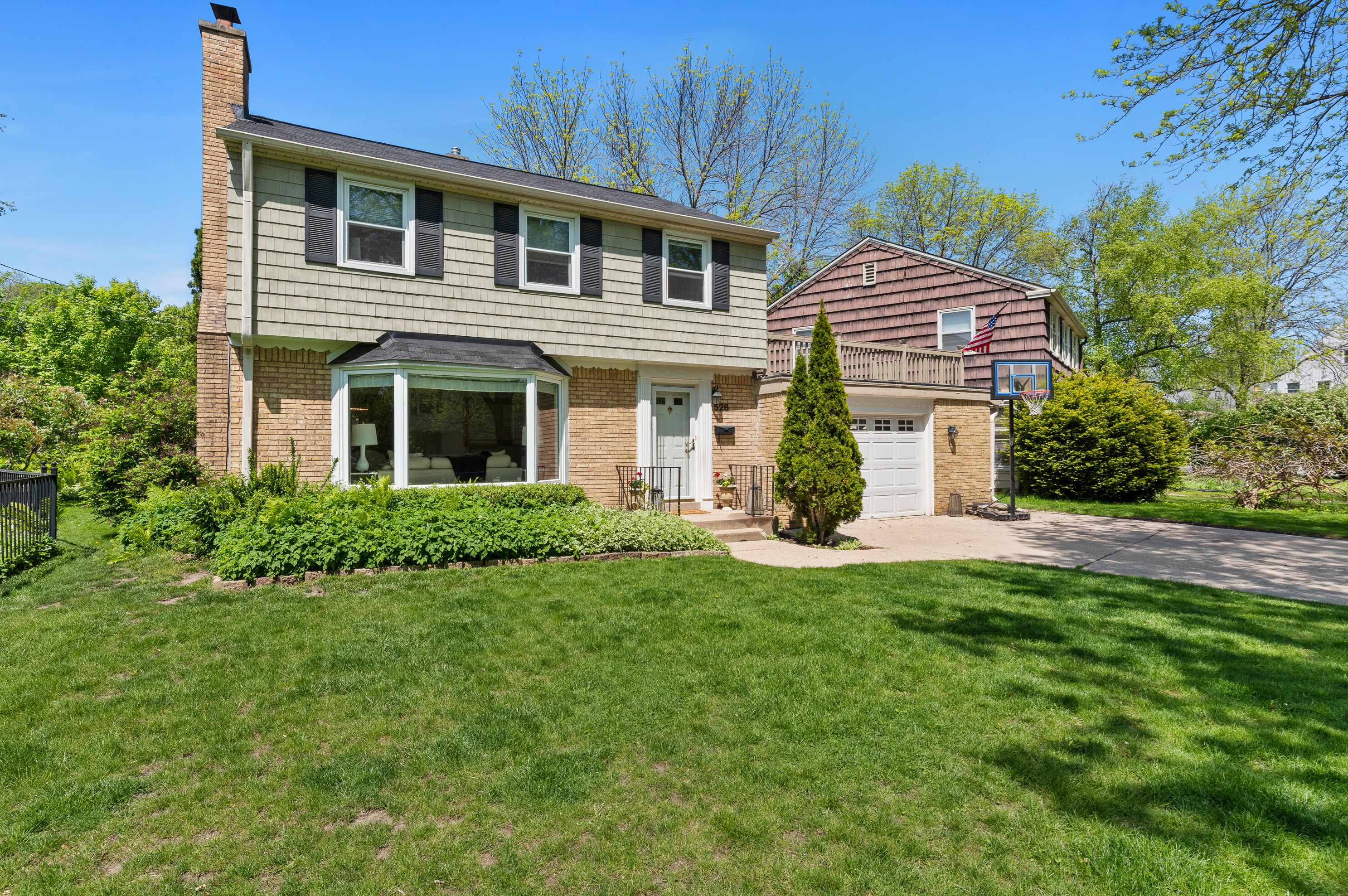 526 Lk Vw Ave, Milwaukee WI 53217-4858 exterior