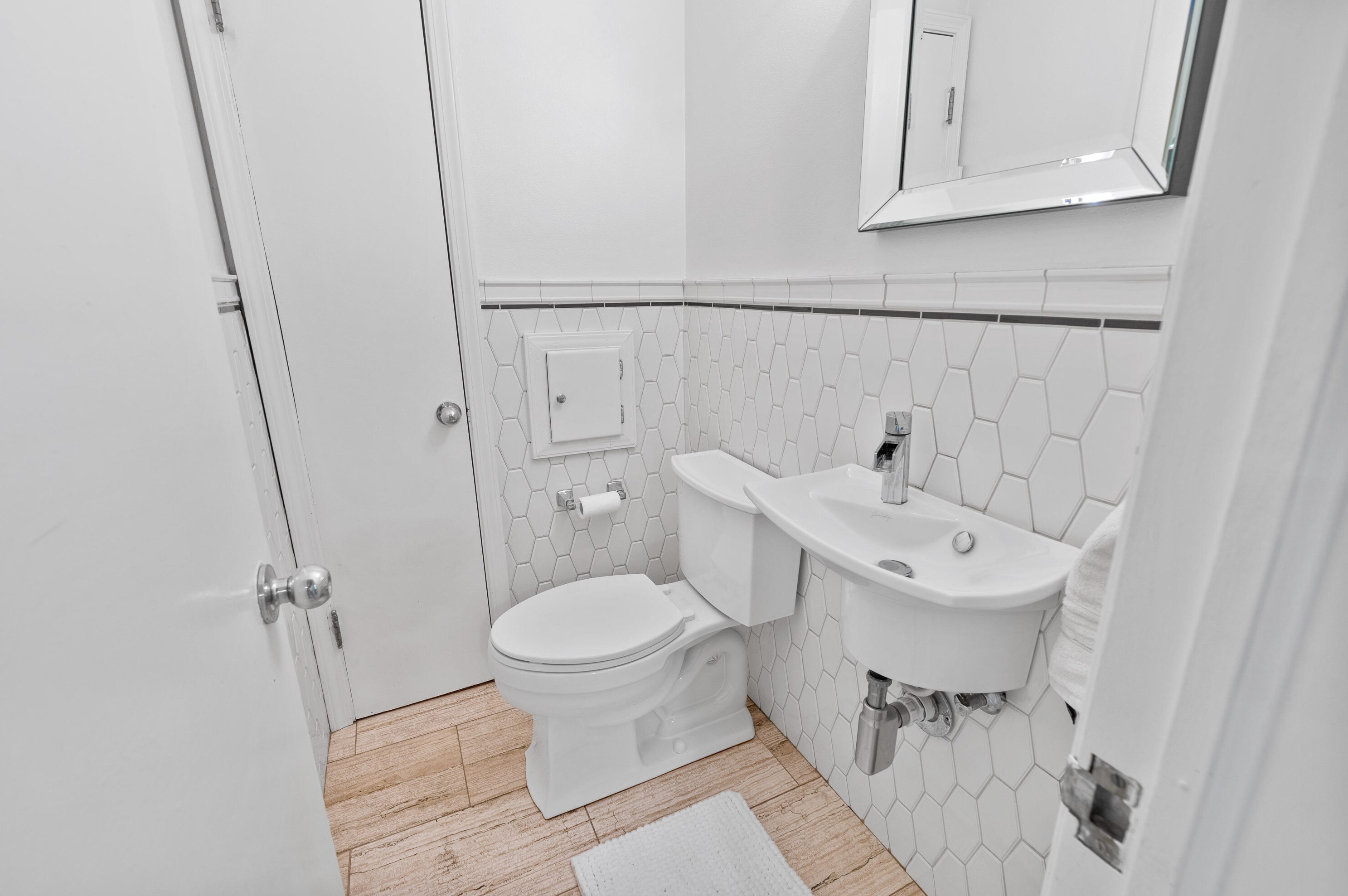 526 Lk Vw Ave, Milwaukee WI 53217-4858 exterior