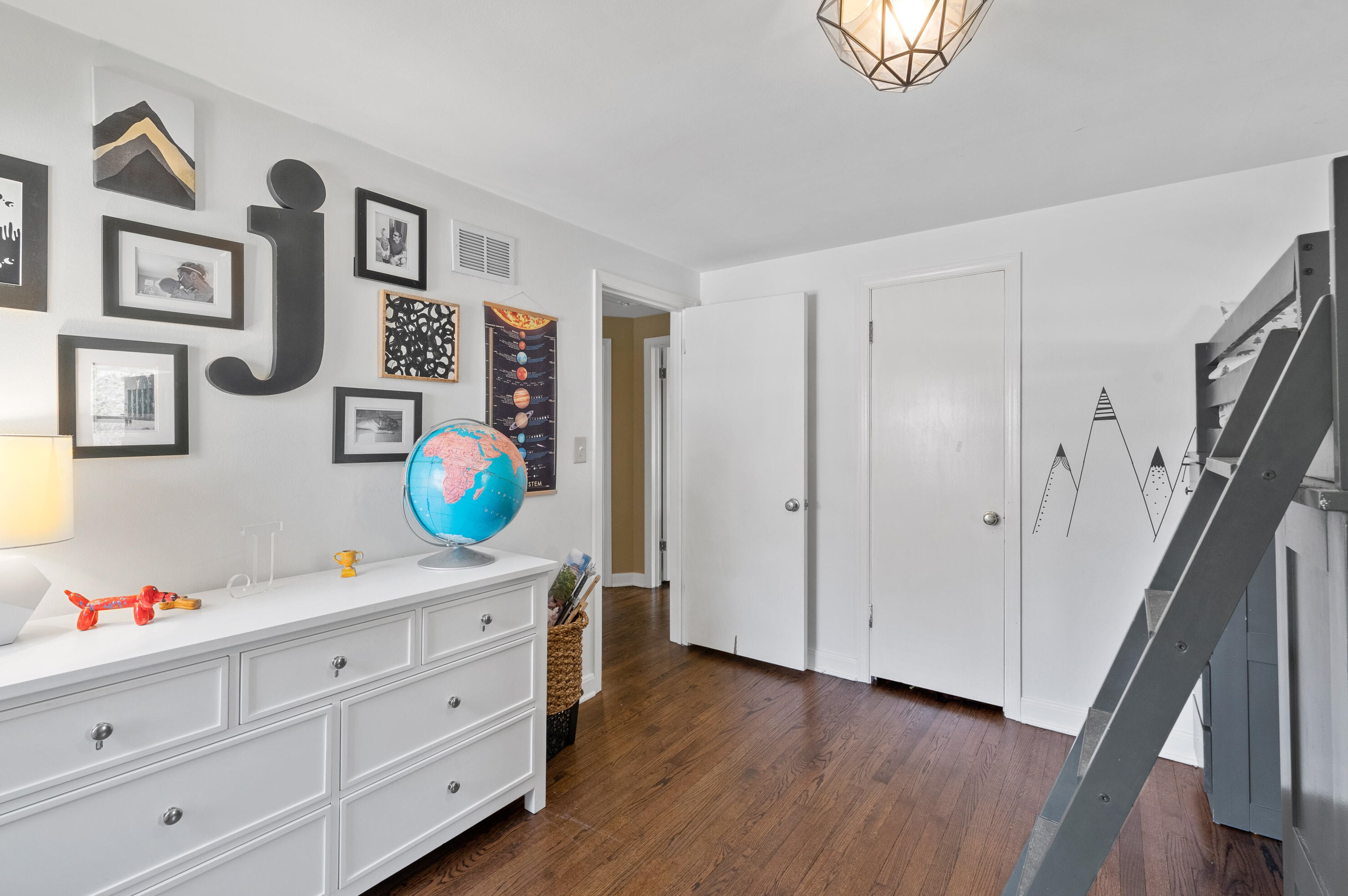 526 Lk Vw Ave, Milwaukee WI 53217-4858 exterior