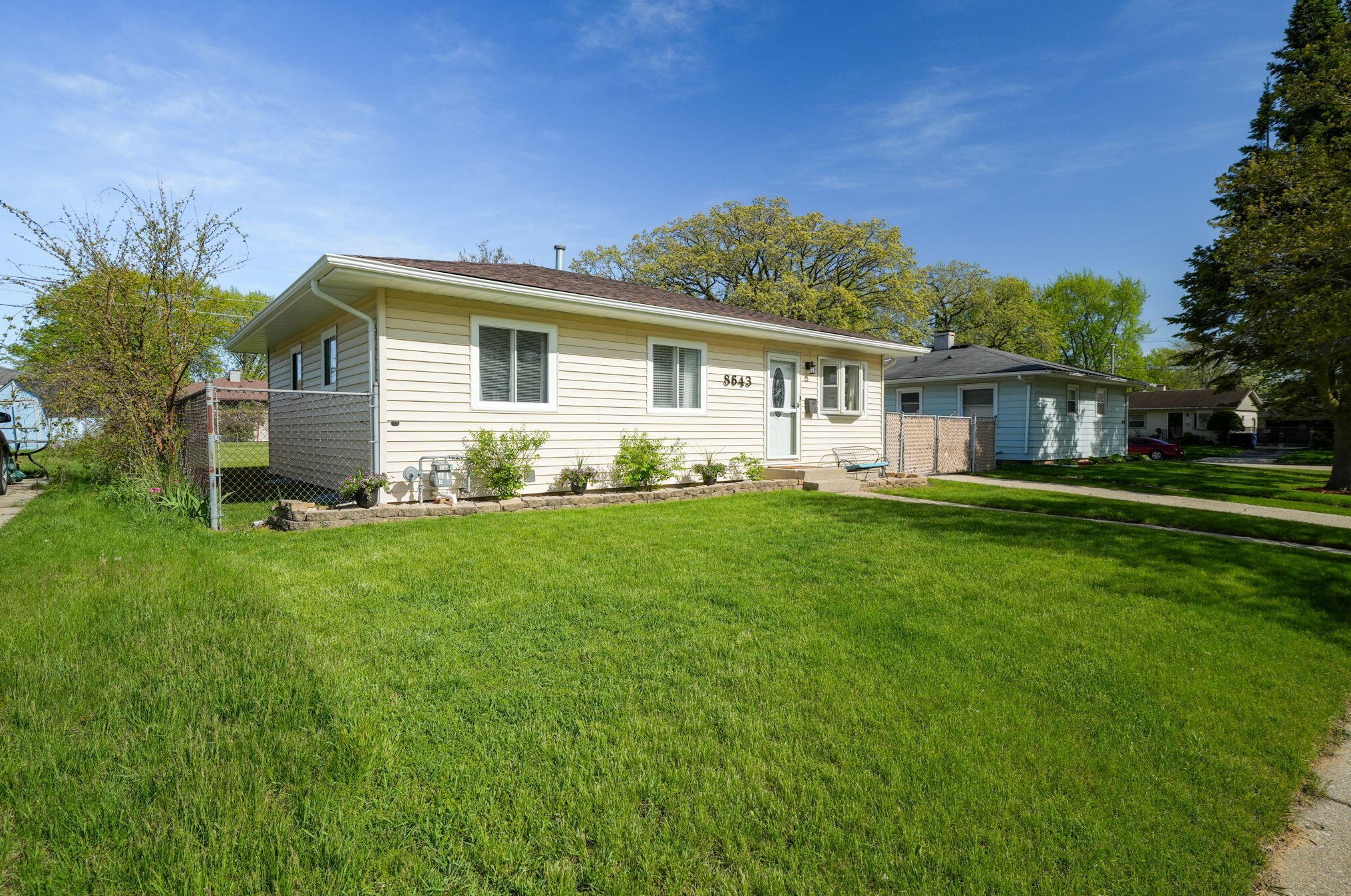 8643 16th Ave, Kenosha WI  53143-6405 exterior