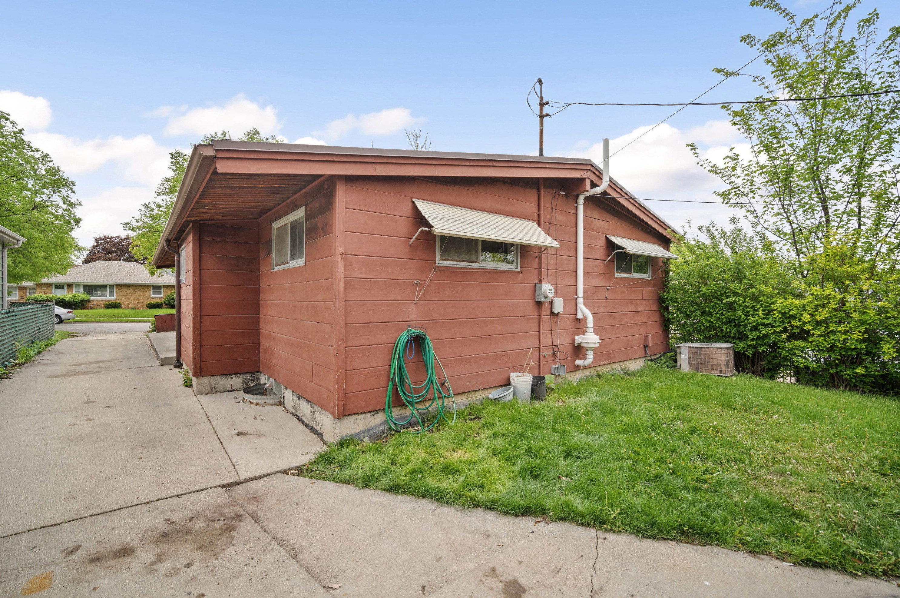 3802 97th Pl, Milwaukee WI  53222-2637 exterior