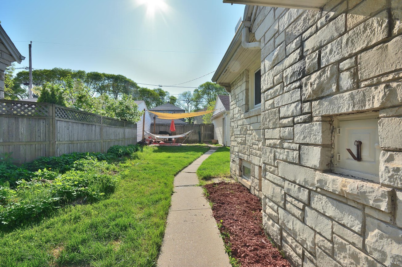 3743 54 Blvd, Milwaukee WI 53216-2835 exterior