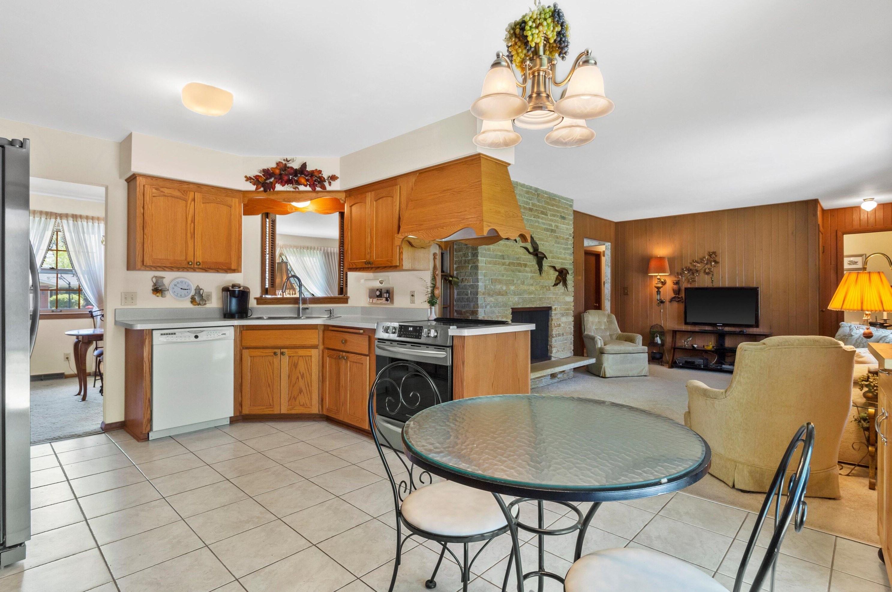 4602 83 St, Kenosha WI 53142-2015 exterior