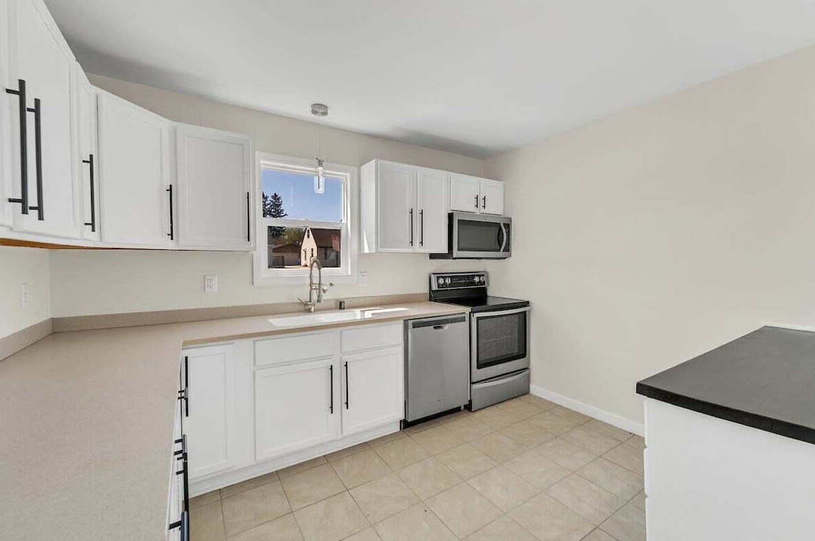 5035 39 Ave, Kenosha WI 53144-2635 exterior