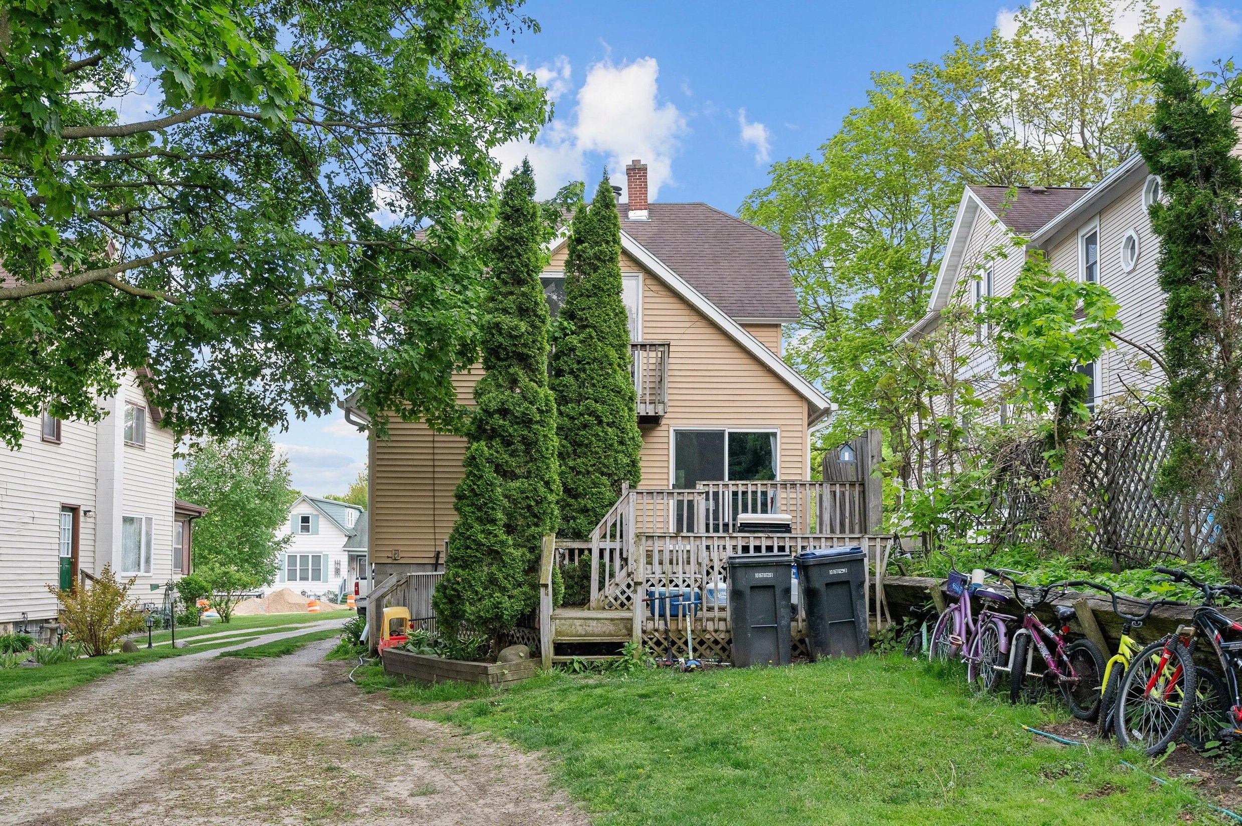 304 Frst Ave, Plymouth WI 53073-1216 exterior