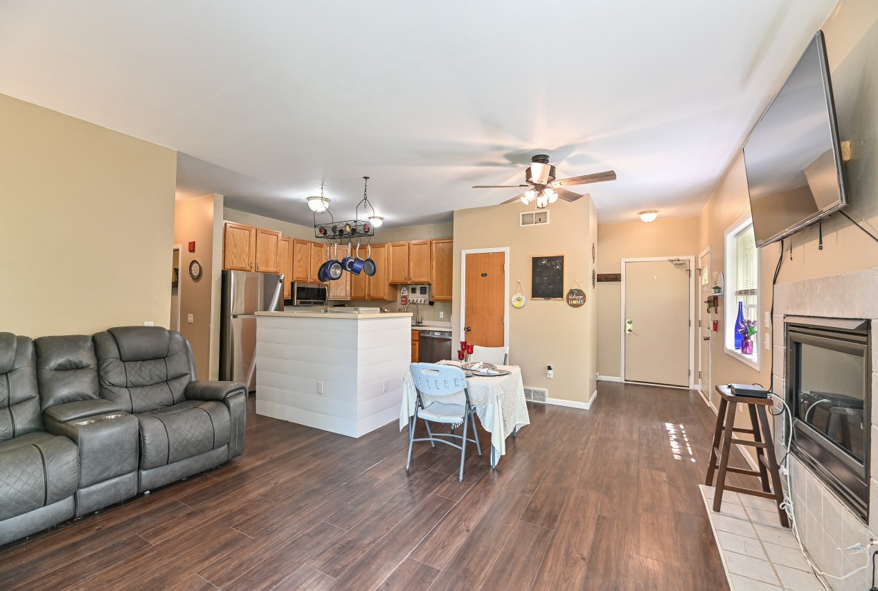 420 Autumn Dr, Delavan WI  53115-4300 exterior