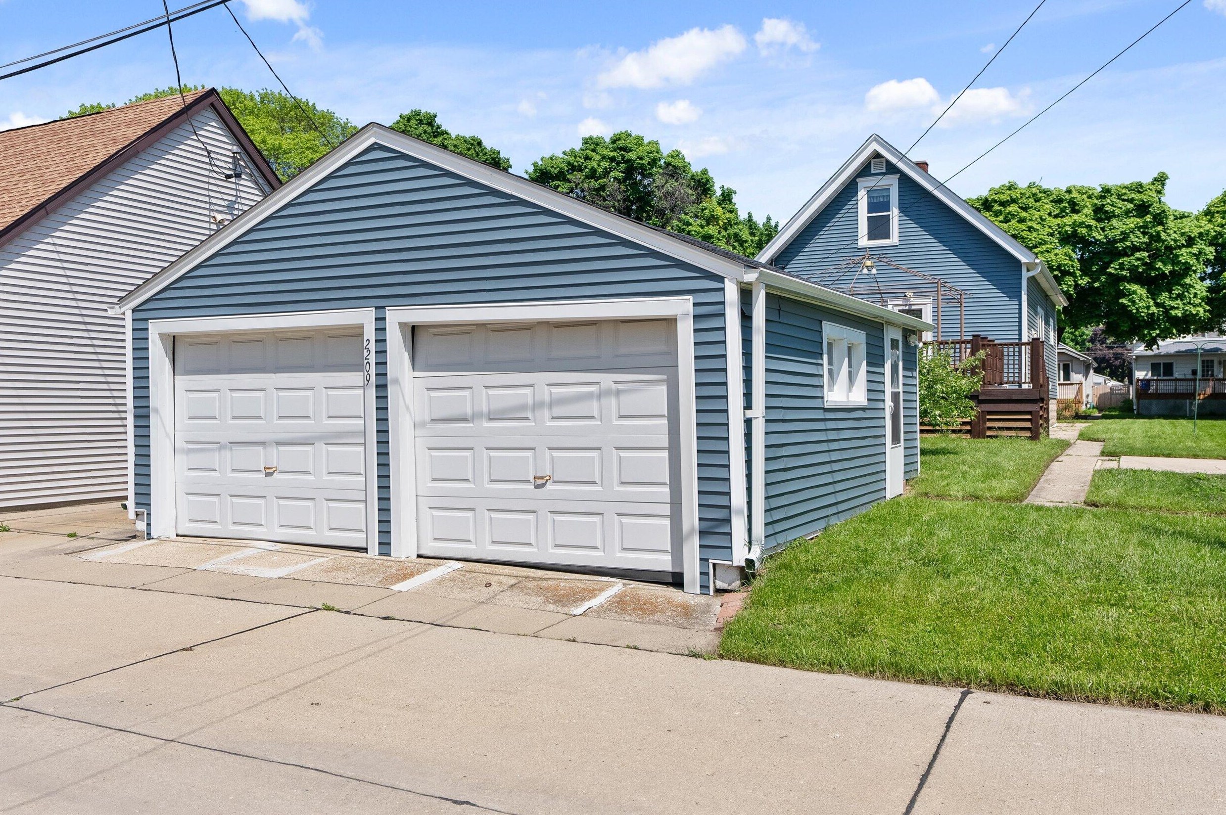 2209 Vollmer Ave, Milwaukee WI 53207-3148 exterior