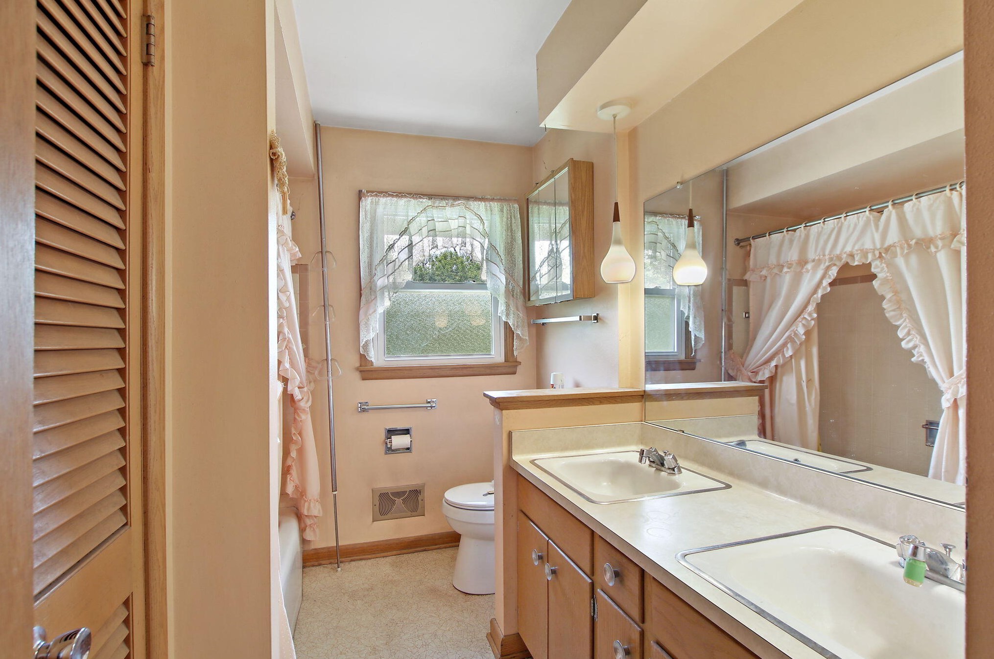 5525 82 St, Kenosha WI 53142-4161 exterior