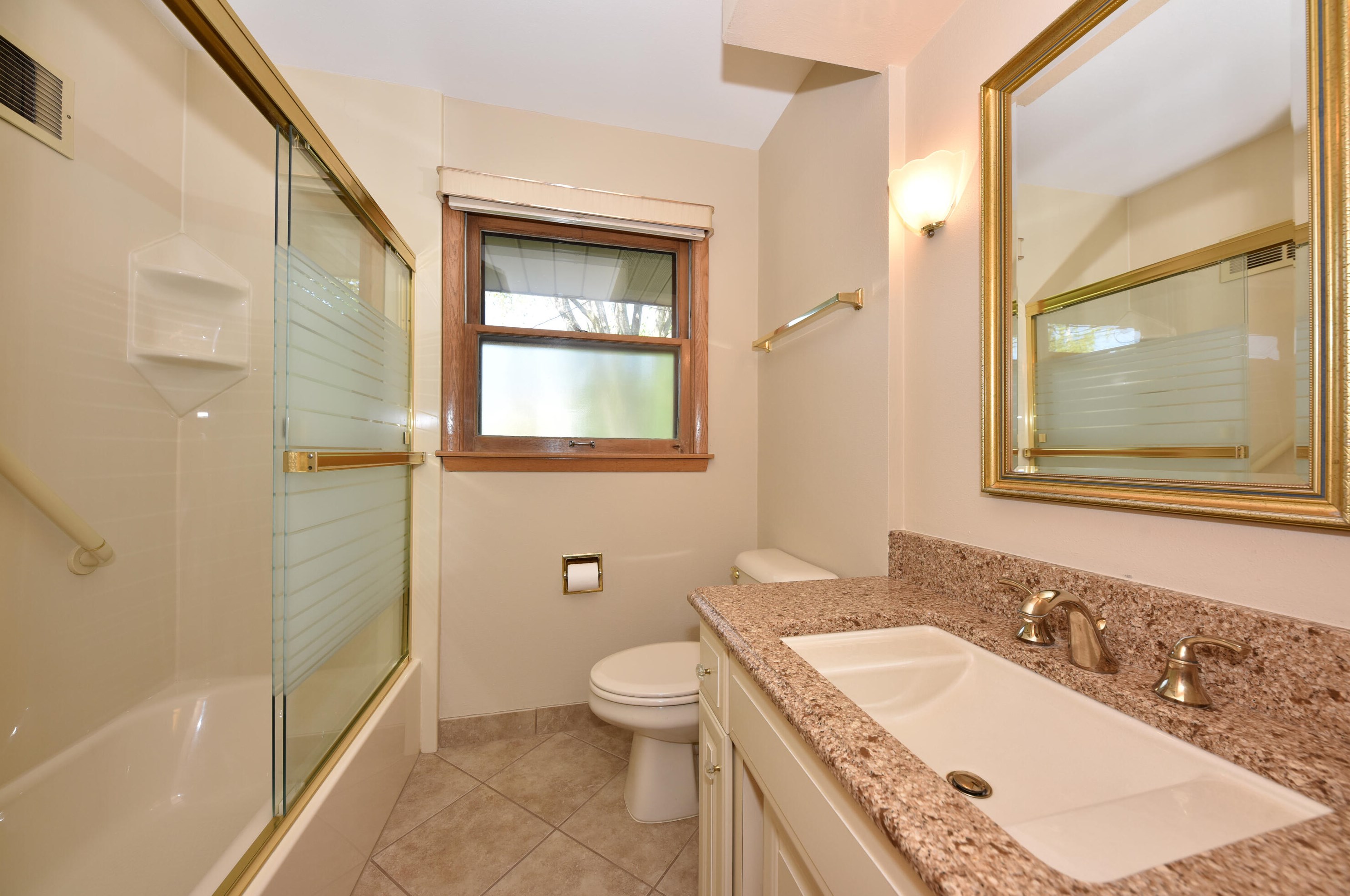 3805 Marcy St, Milwaukee WI 53220-1836 exterior