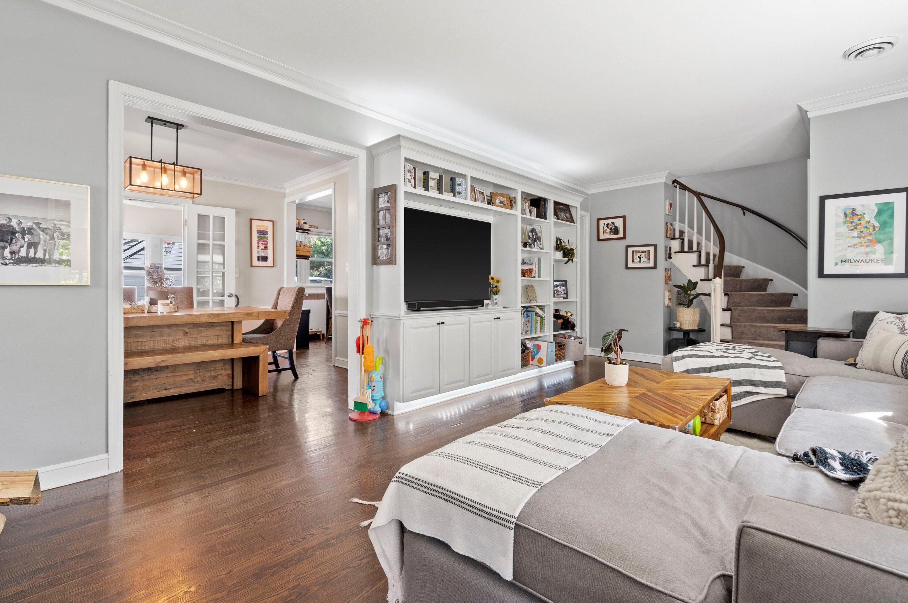 5546 Shoreland Ave, Milwaukee WI  53217-5157 exterior