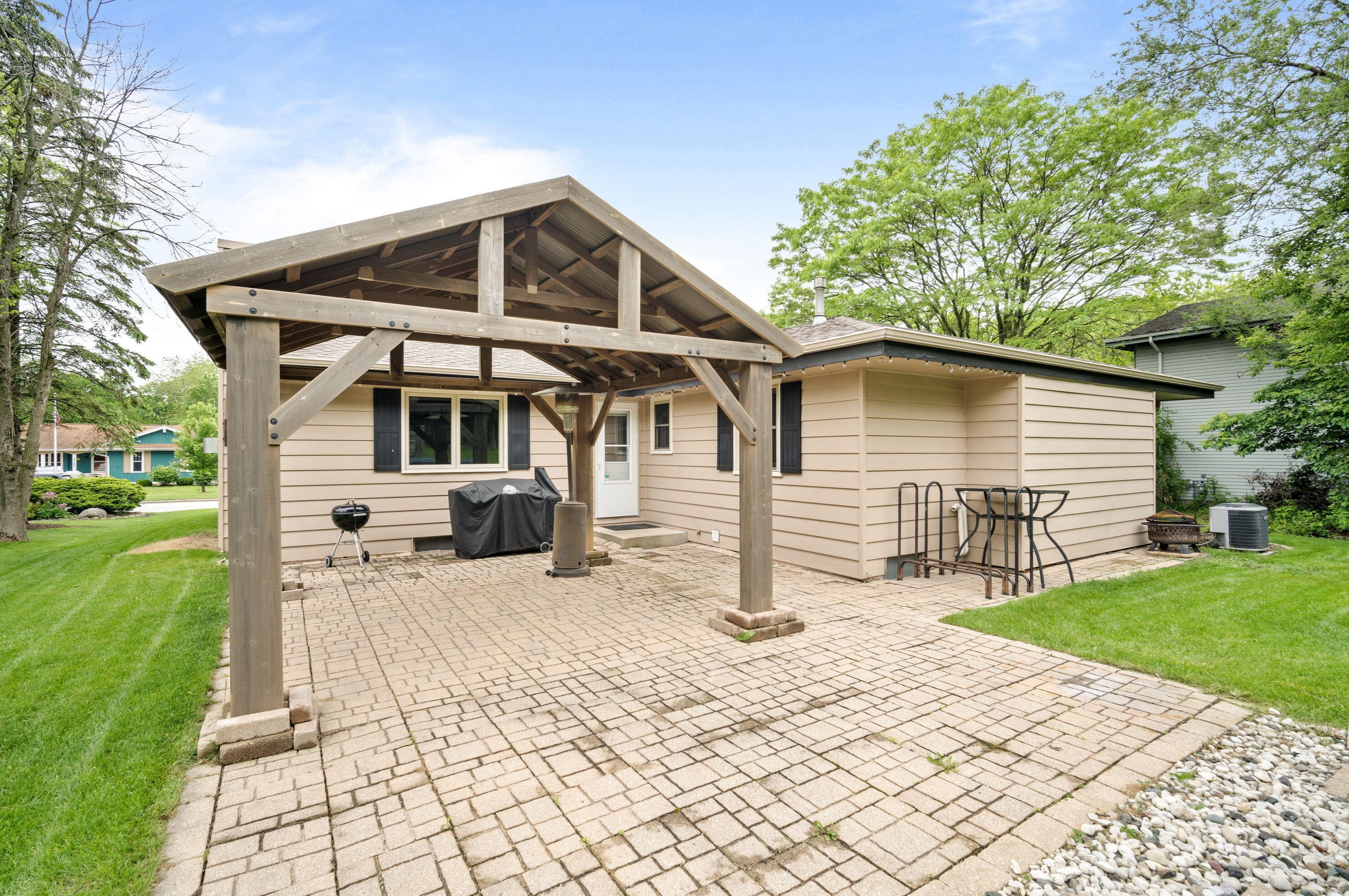 3748 102, Milwaukee WI 53214-3904 exterior