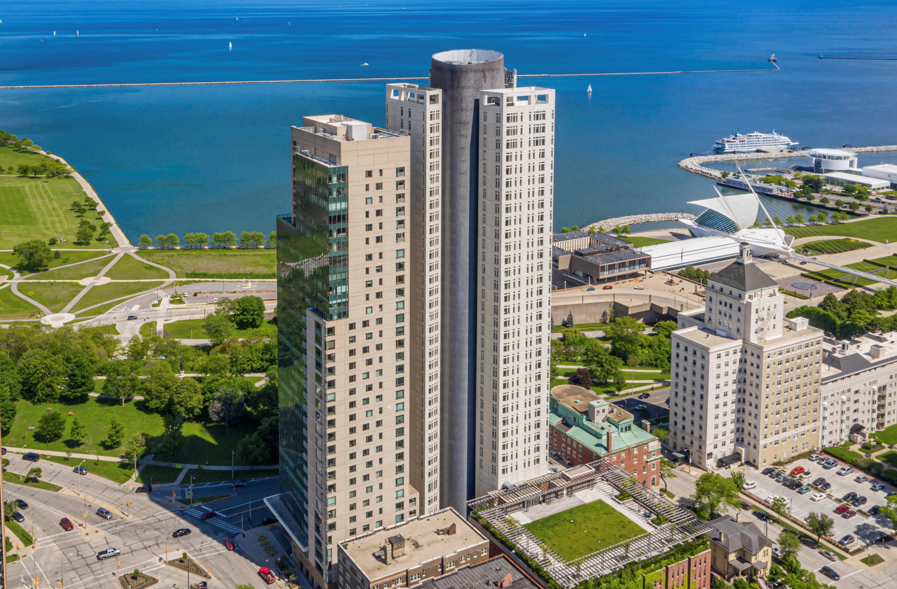 923 Kilbourn Ave, Milwaukee WI  53202-3421 exterior