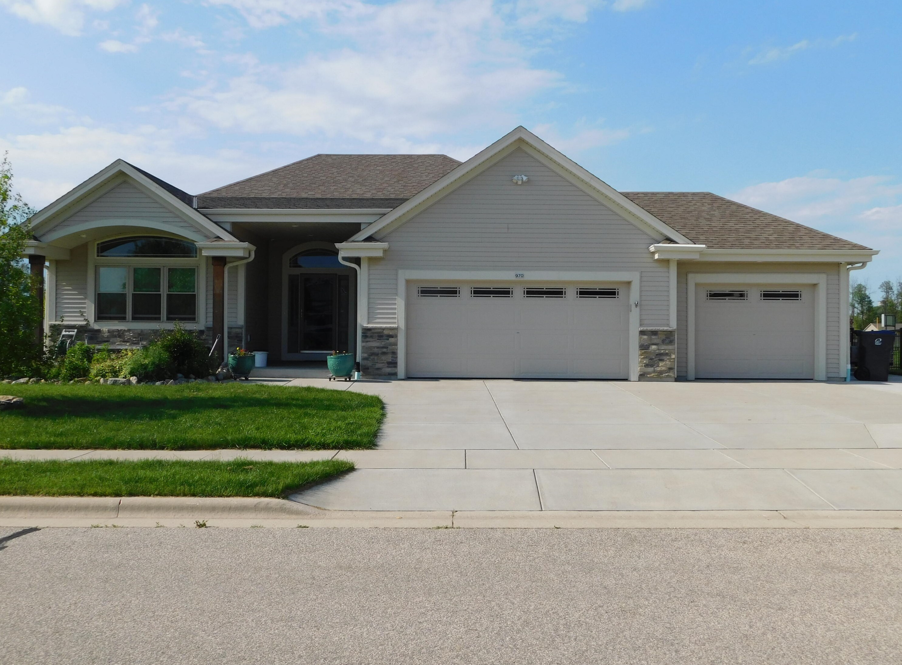 970 Goschey Dr, Belgium WI  53004-9460 exterior