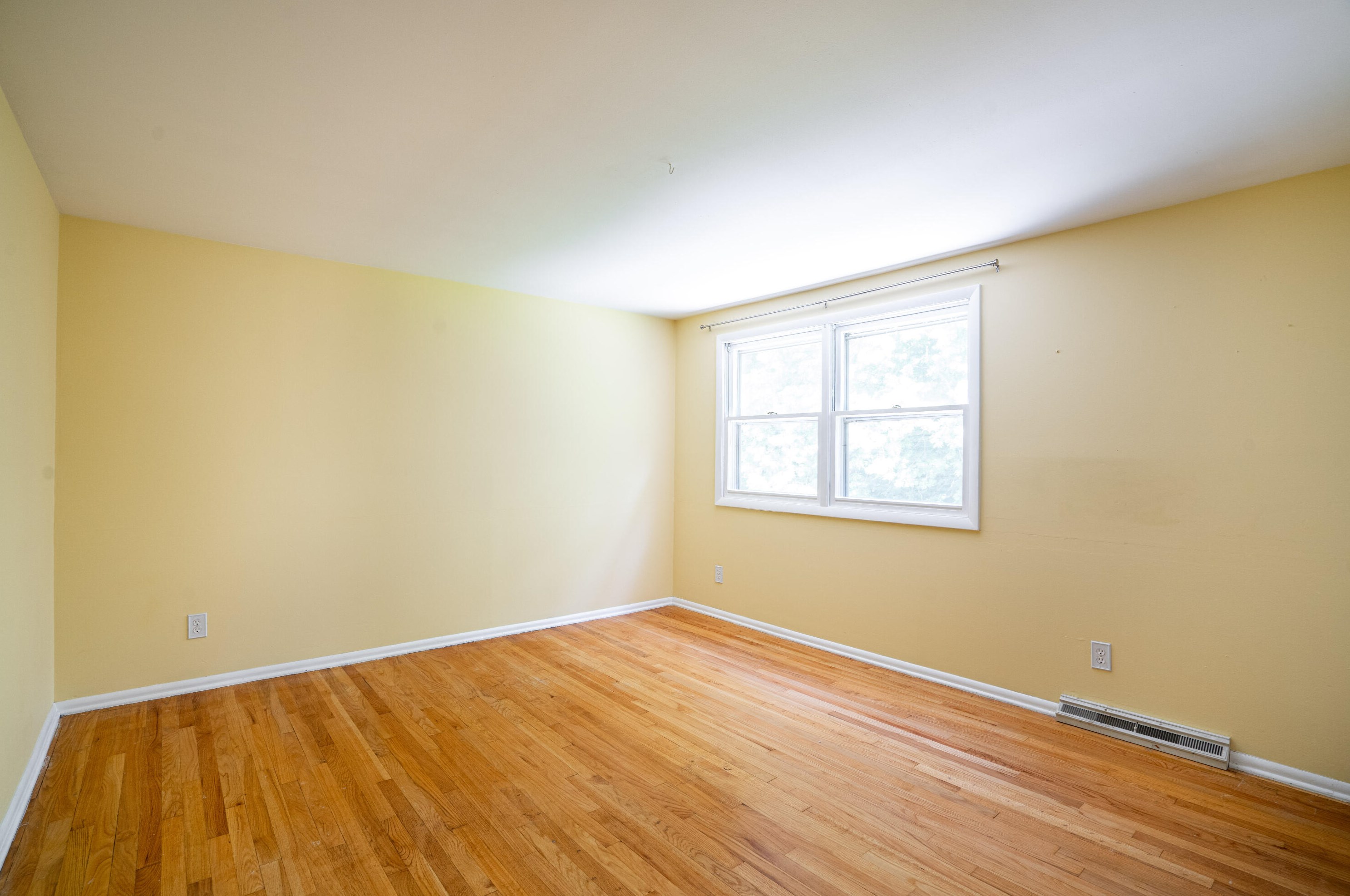 530 Fairfield Ct, Milwaukee WI 53217-4129 exterior