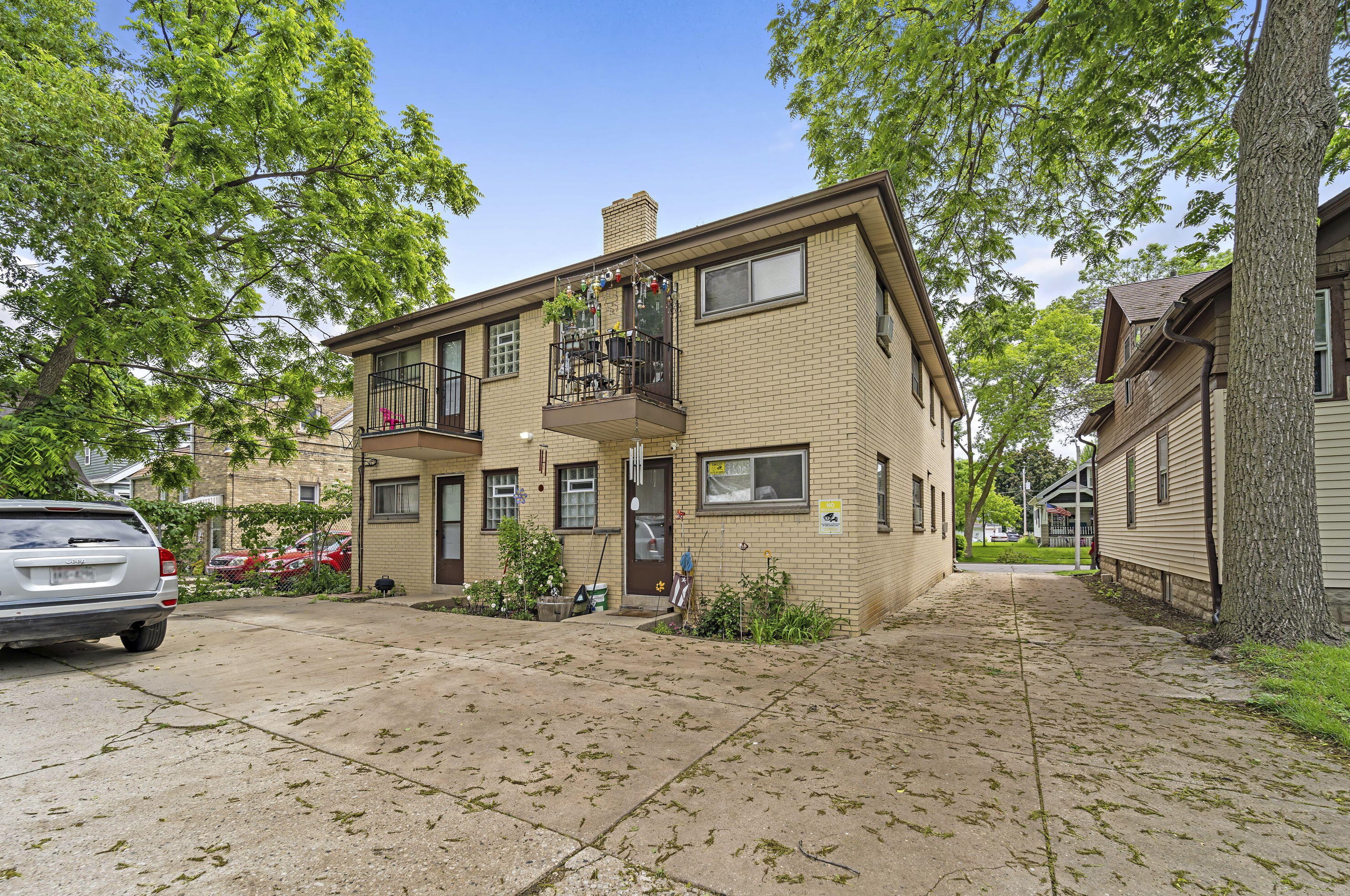 2017 79, Milwaukee WI 53219-1718 exterior