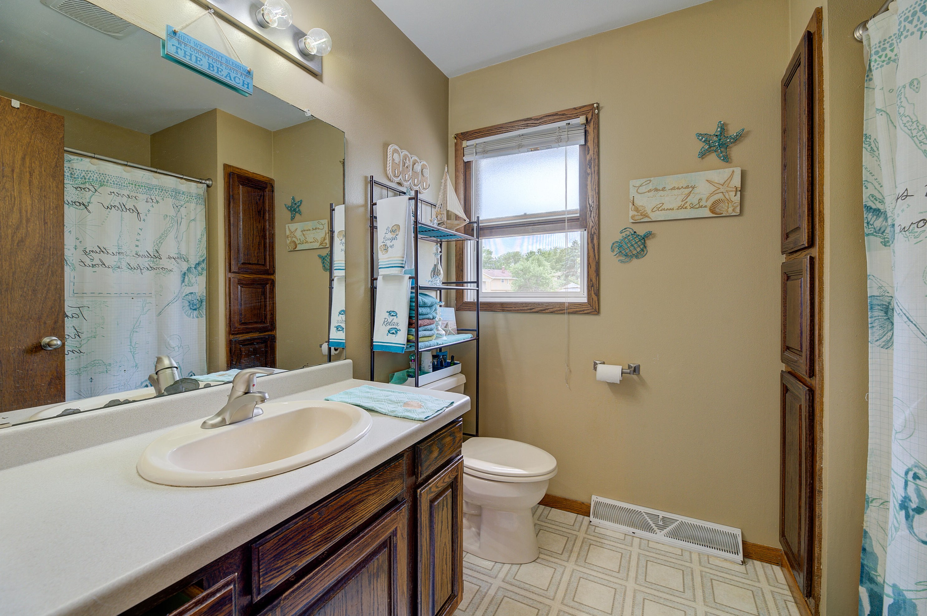 395 Park Hill Dr, Pewaukee WI 53072-2452 exterior