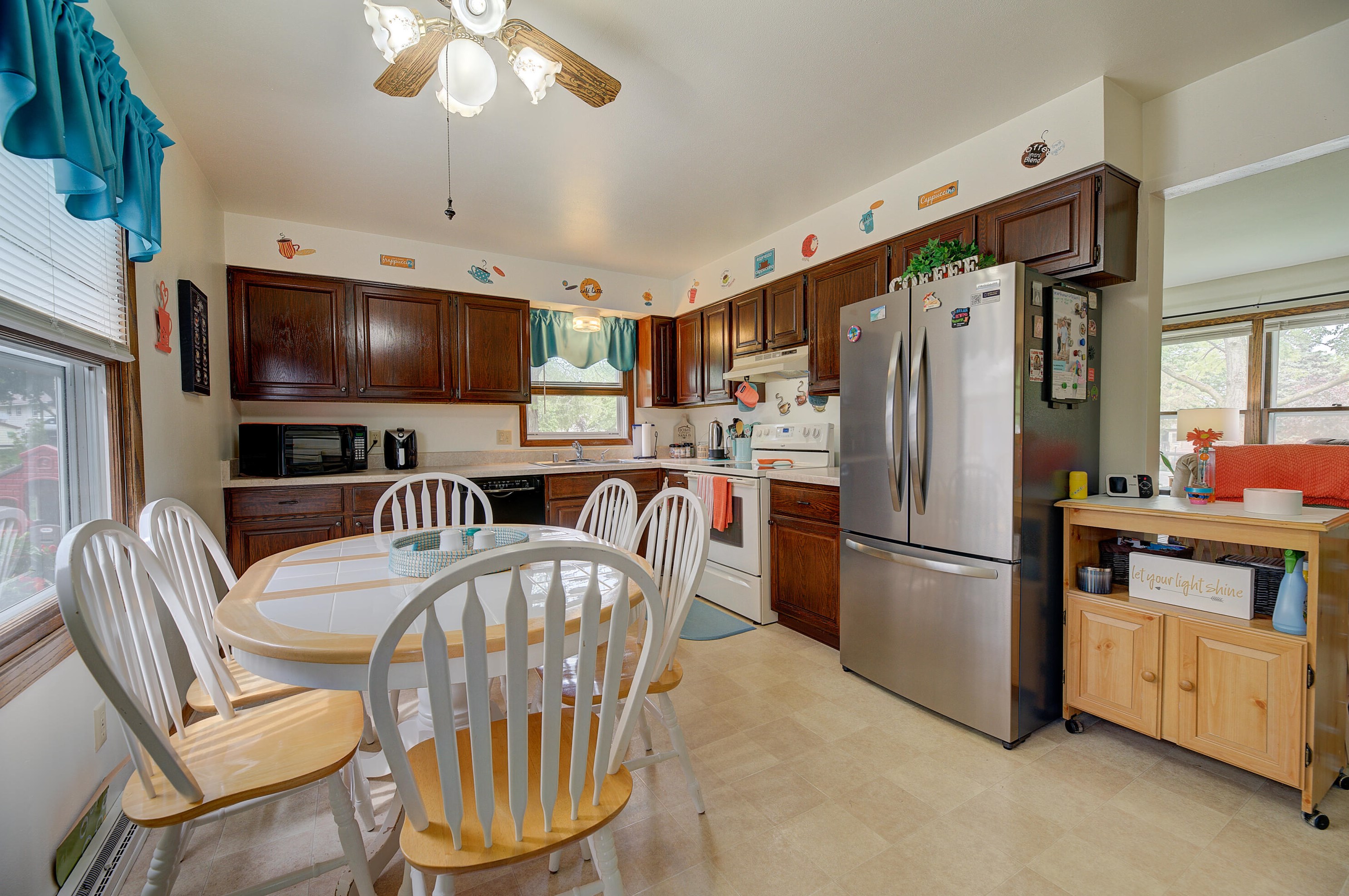 395 Park Hill Dr, Pewaukee WI 53072-2452 exterior