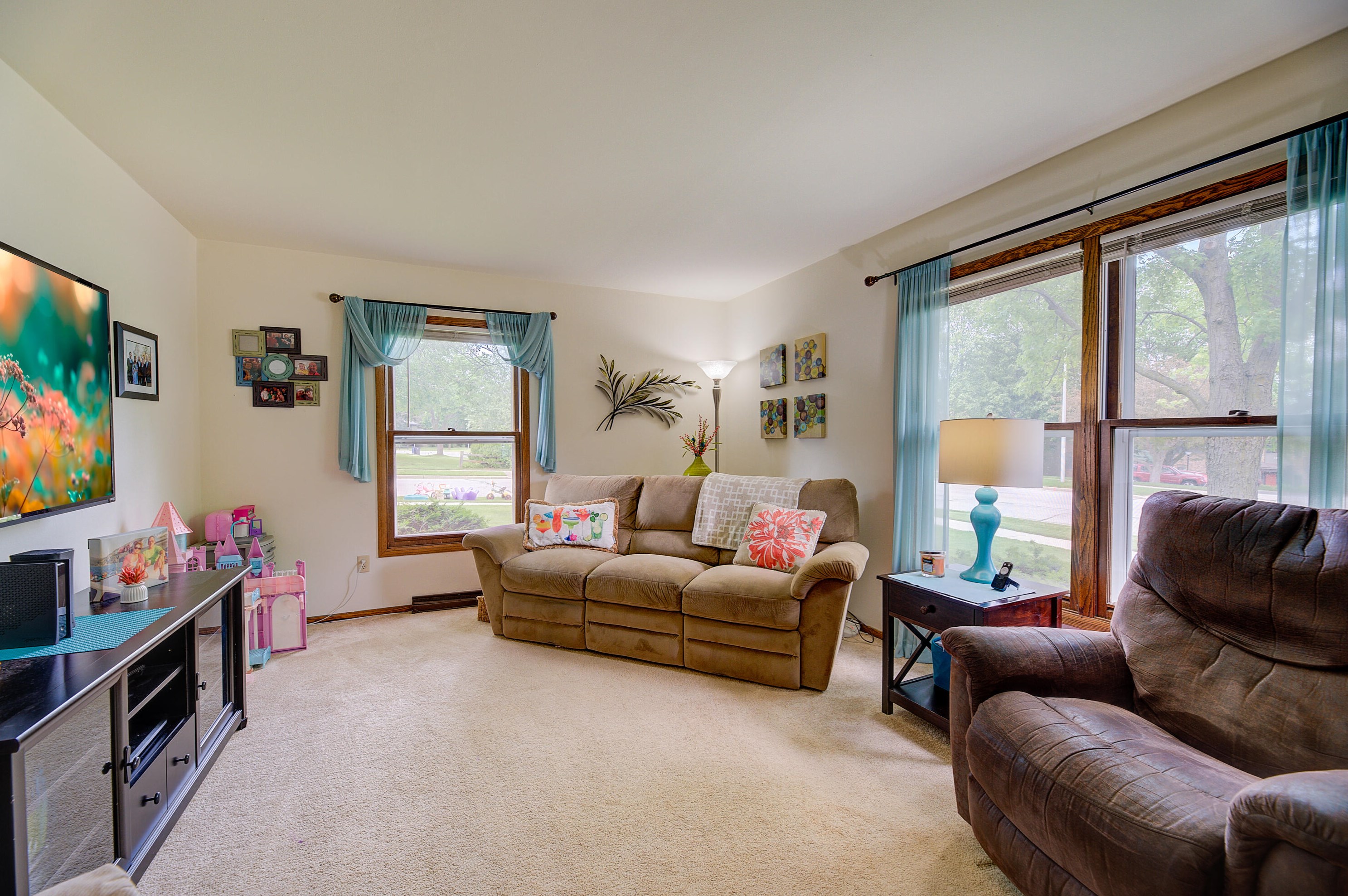 395 Park Hill Dr, Pewaukee WI 53072-2452 exterior