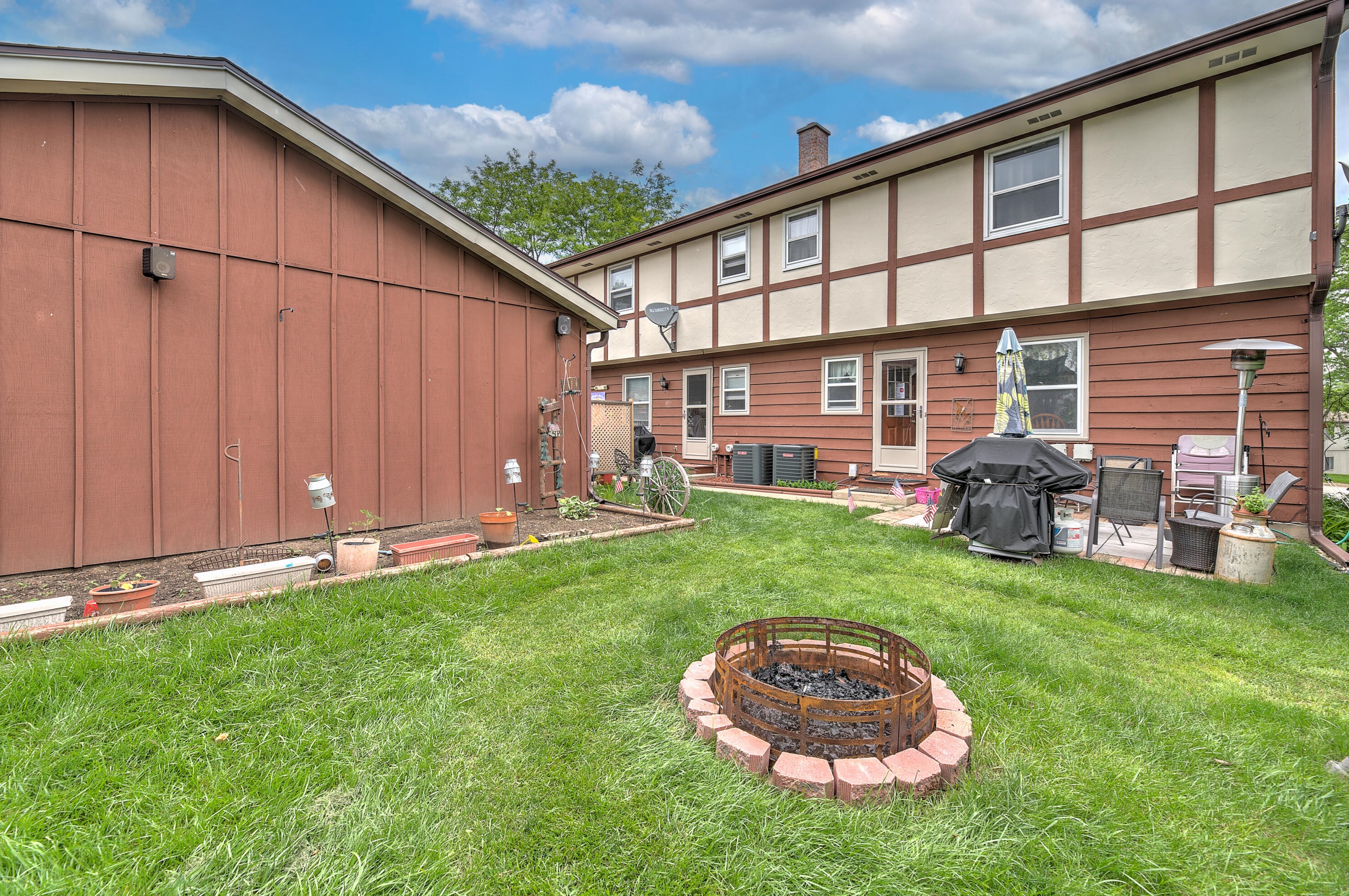 395 Park Hill Dr, Pewaukee WI 53072-2452 exterior