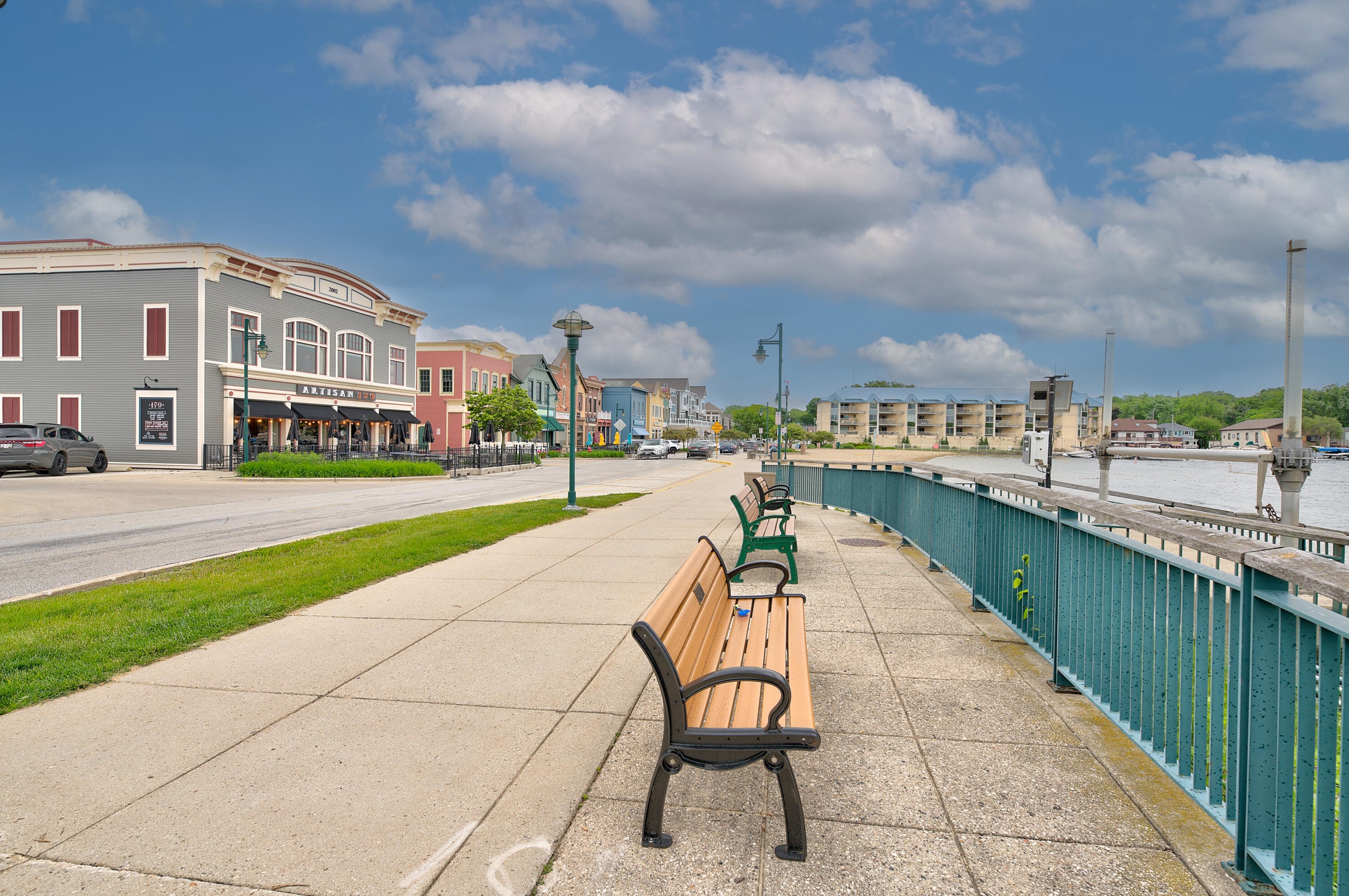 395 Park Hill Dr, Pewaukee WI 53072-2452 exterior