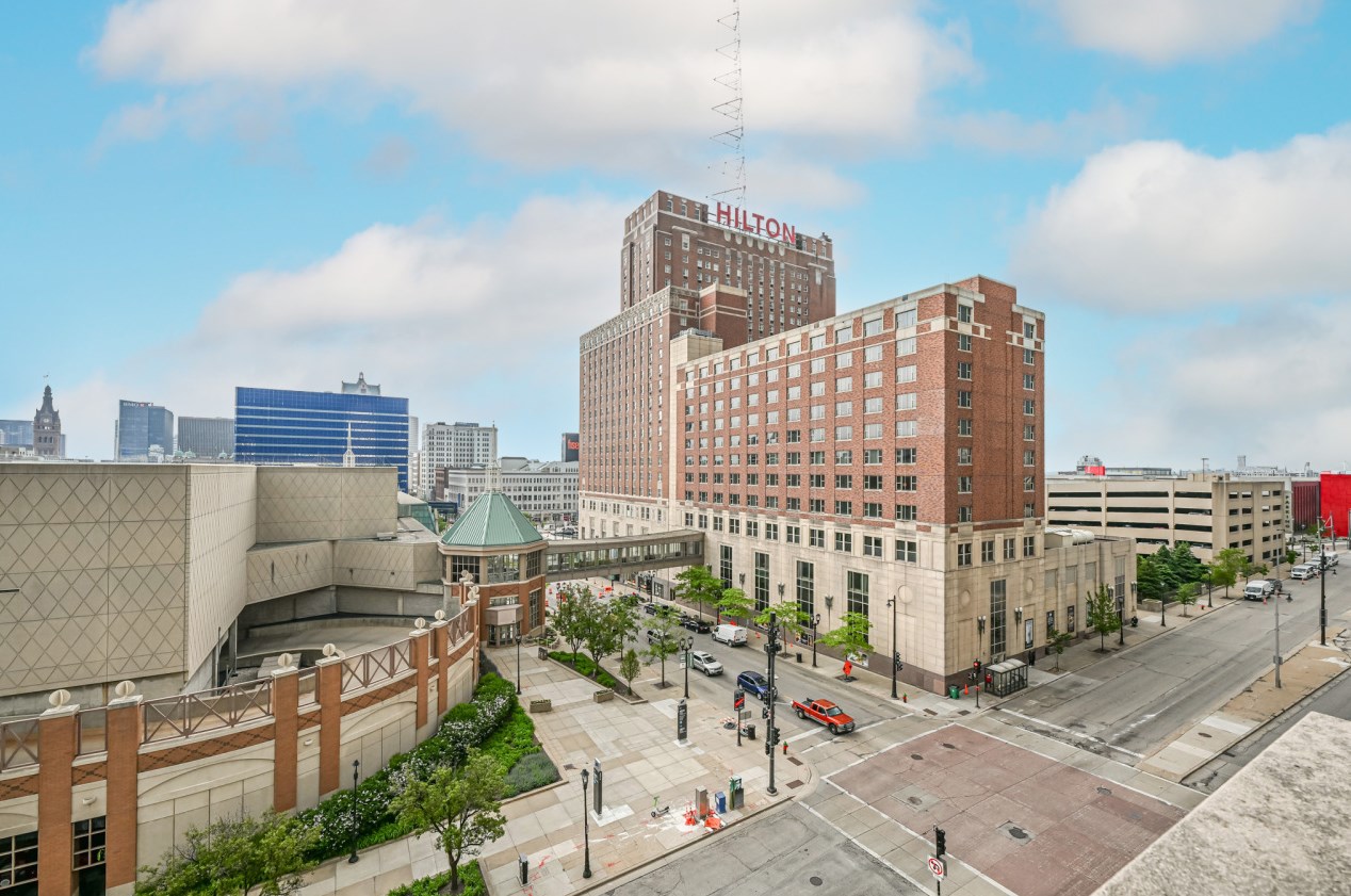 606 Wisconsin Ave, Milwaukee WI  53202-4600 exterior