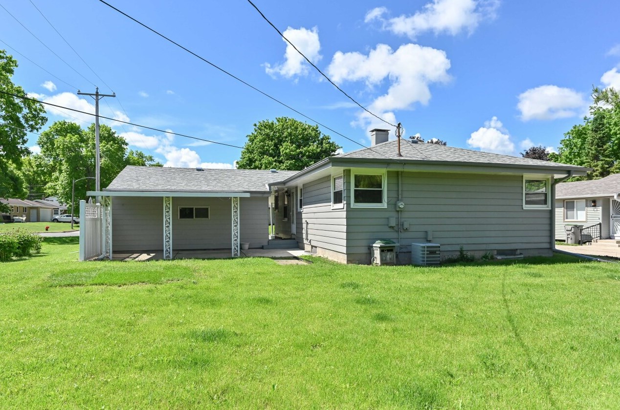 800 Abbott Ave, Milwaukee WI 53221-3433 exterior