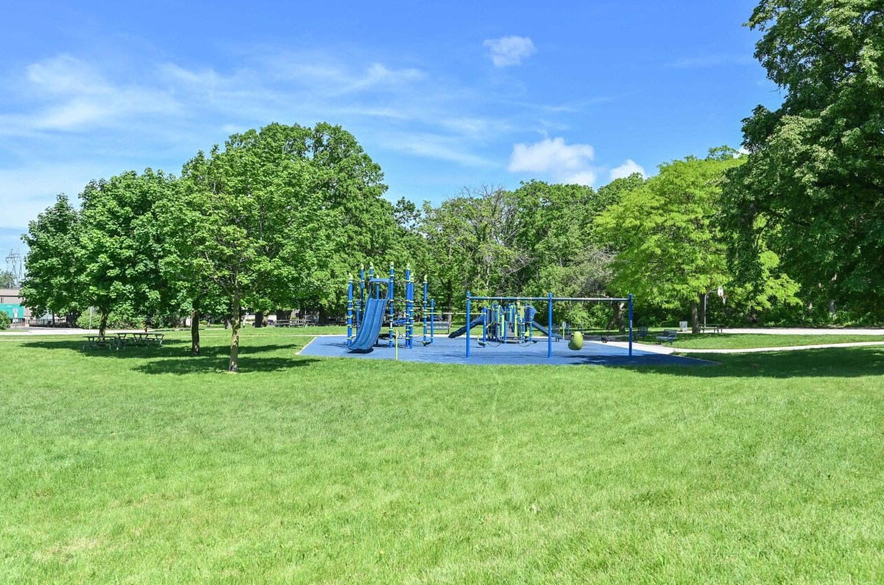 800 Abbott Ave, Milwaukee WI 53221-3433 exterior