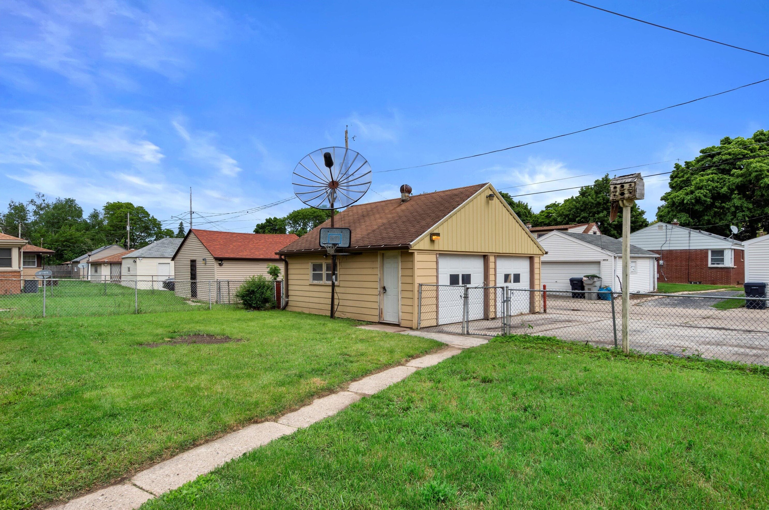 4912 66, Milwaukee WI 53218-4034 exterior