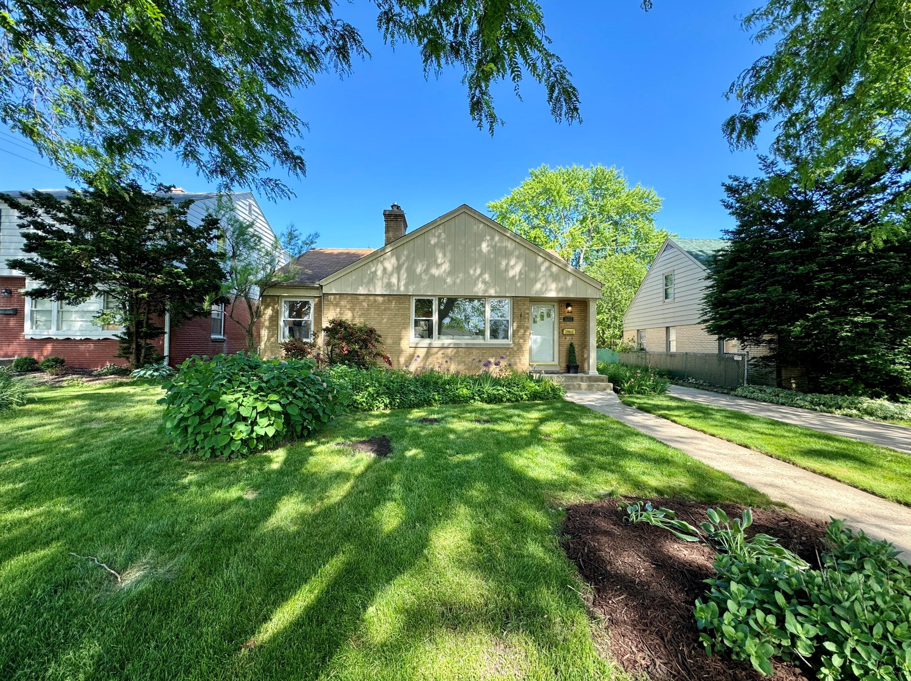 2652 86, Milwaukee WI 53222-4722 exterior