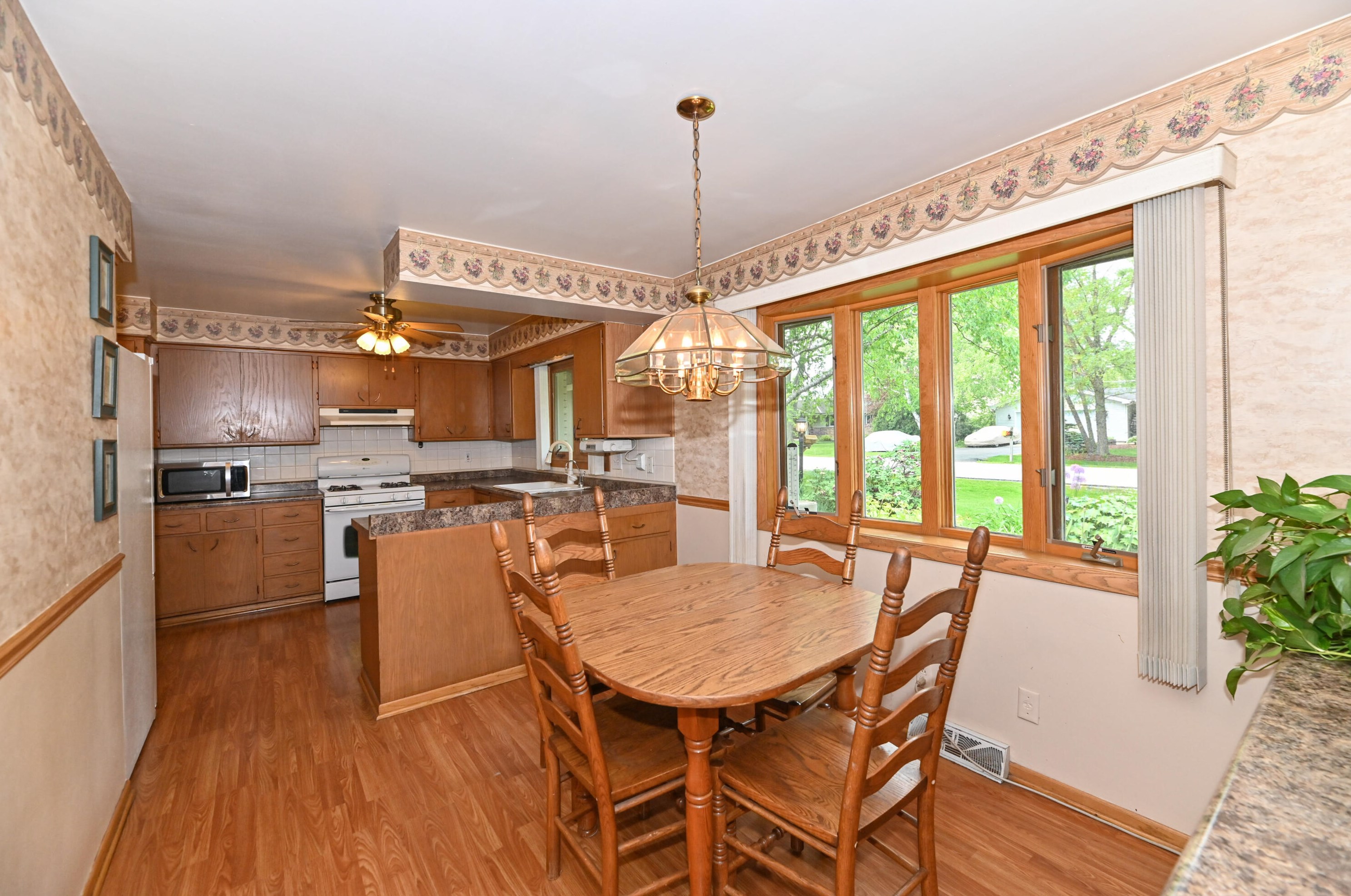 4615 Knollwood Dr, Racine WI 53403-3954 exterior