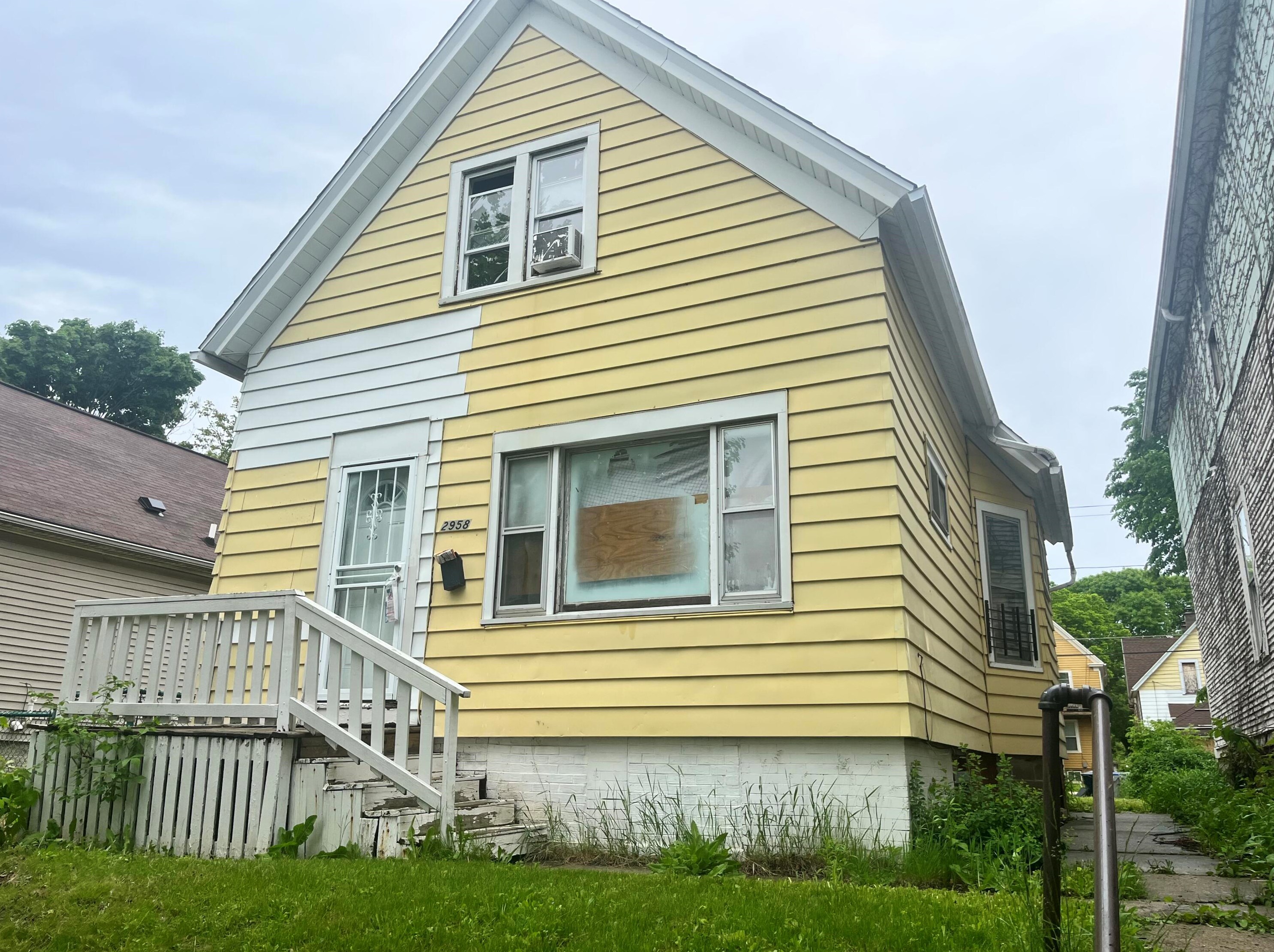 2958 19 St, Milwaukee WI 53206-2115 exterior